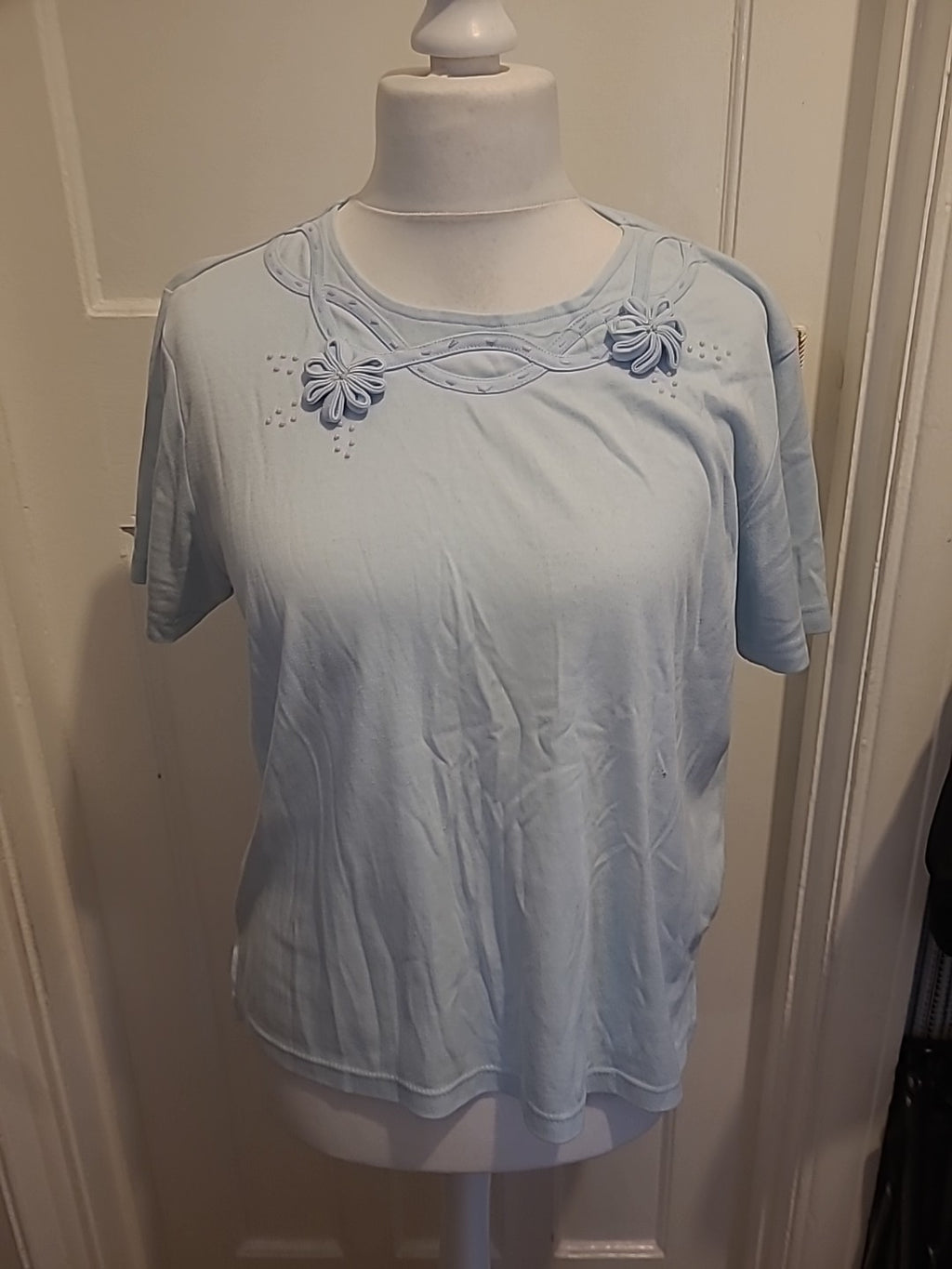Ladies Avant Garde Size M/L Pale Blue Short Sleeved Floral Bow Blouse