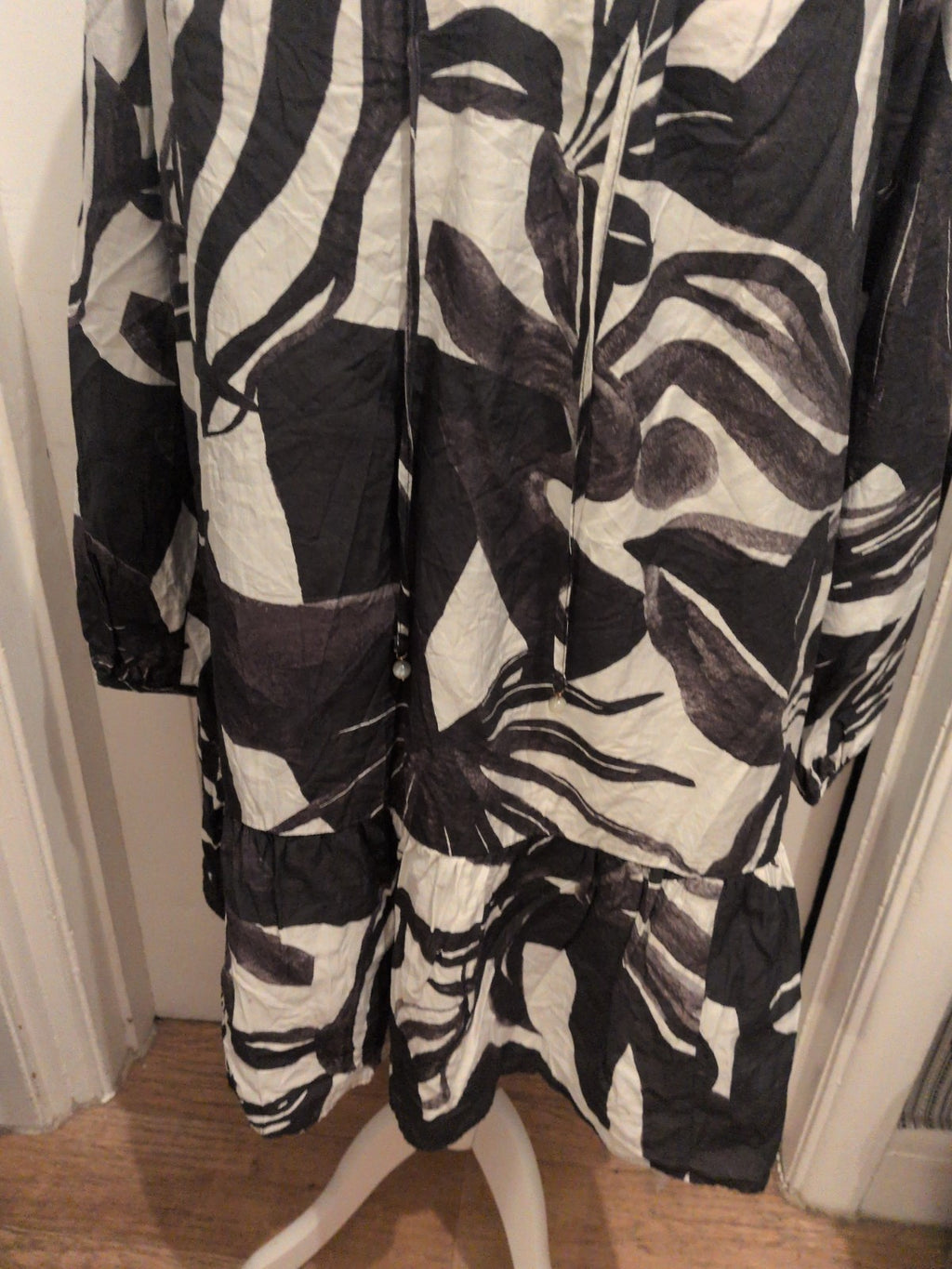 Ladies H&M Size XL Black And White Long Sleeve V Neck Blouse