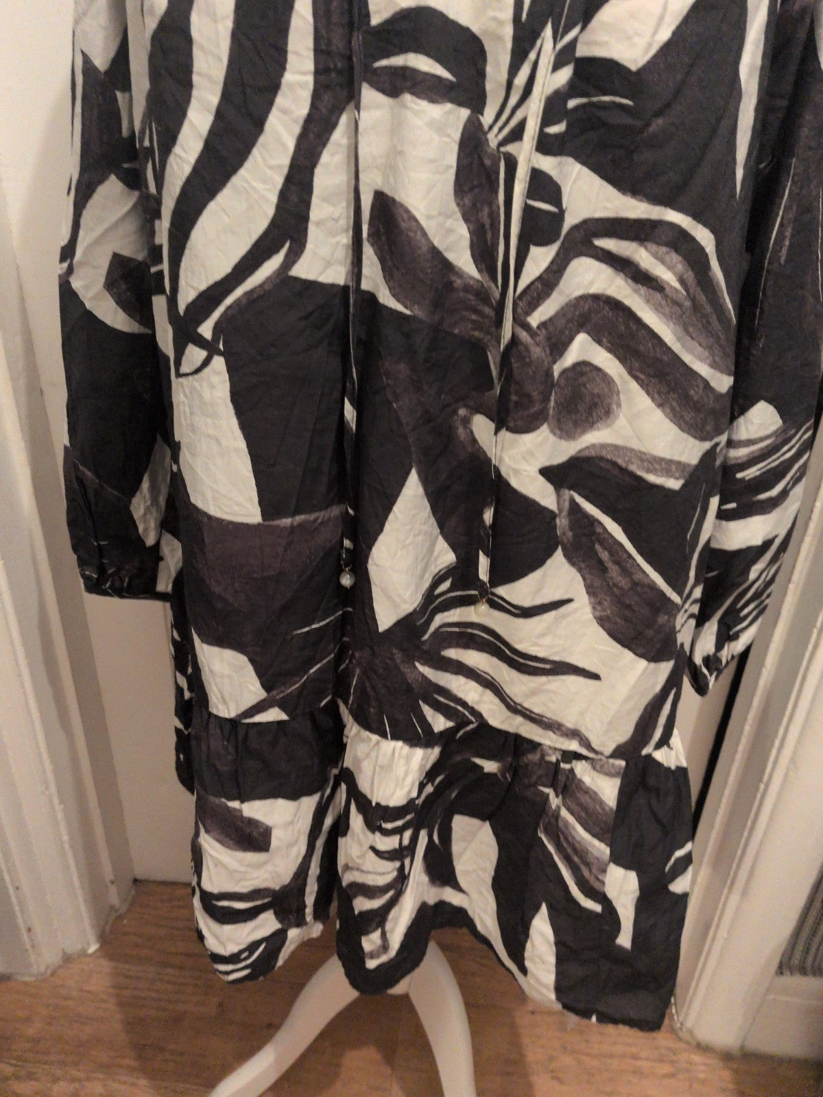 Ladies H&M Size XL Black And White Long Sleeve V Neck Blouse