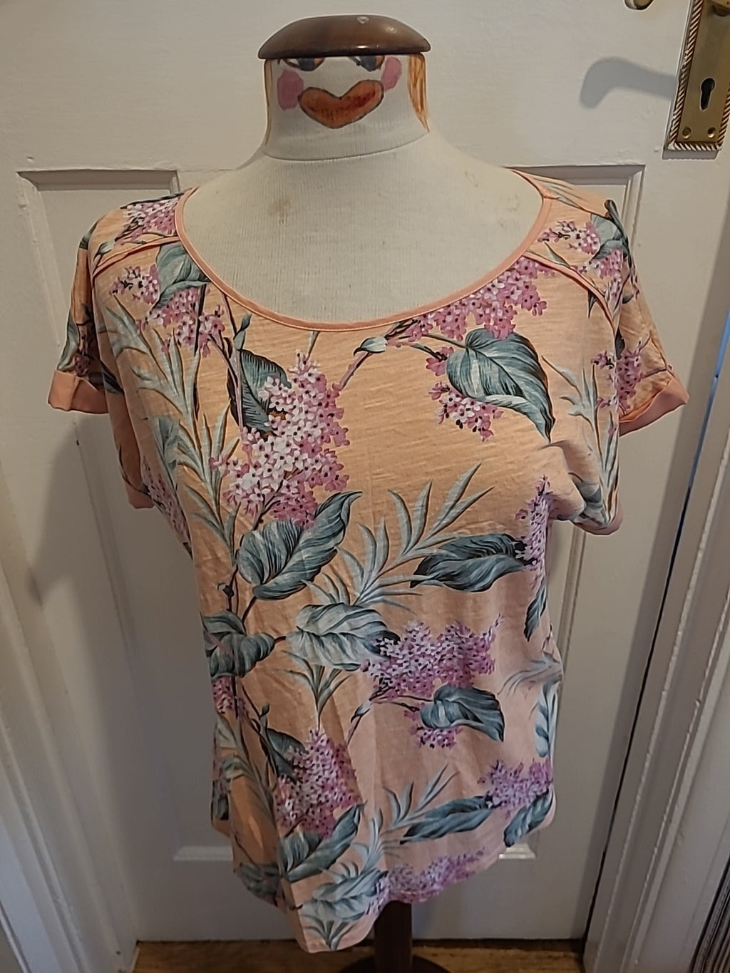 Ladies Oasis Size Large Pale Orange Floral Short Sleeved Tshirt