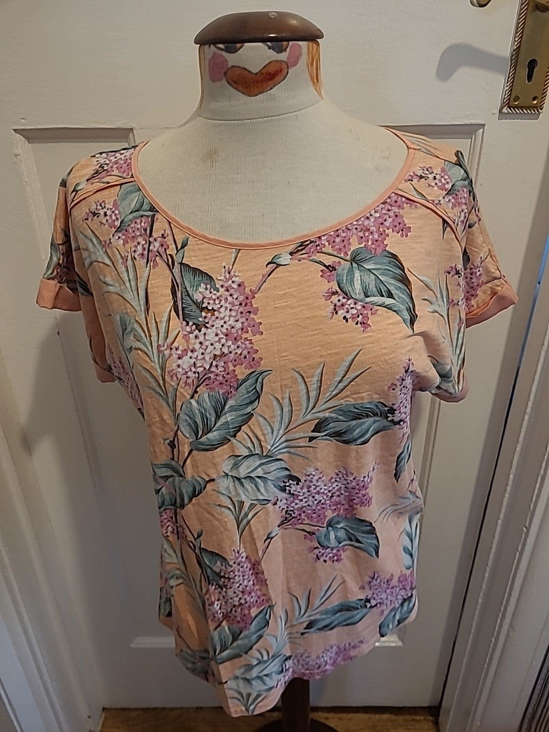 Ladies Oasis Size Large Pale Orange Floral Short Sleeved Tshirt