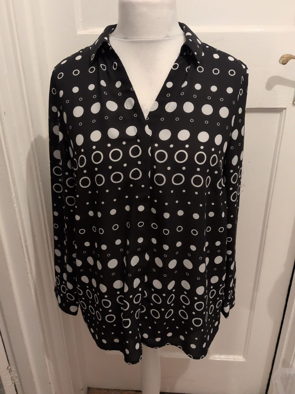 Tu 14 Black And White Bubble Circles Long Sleeve Blouse