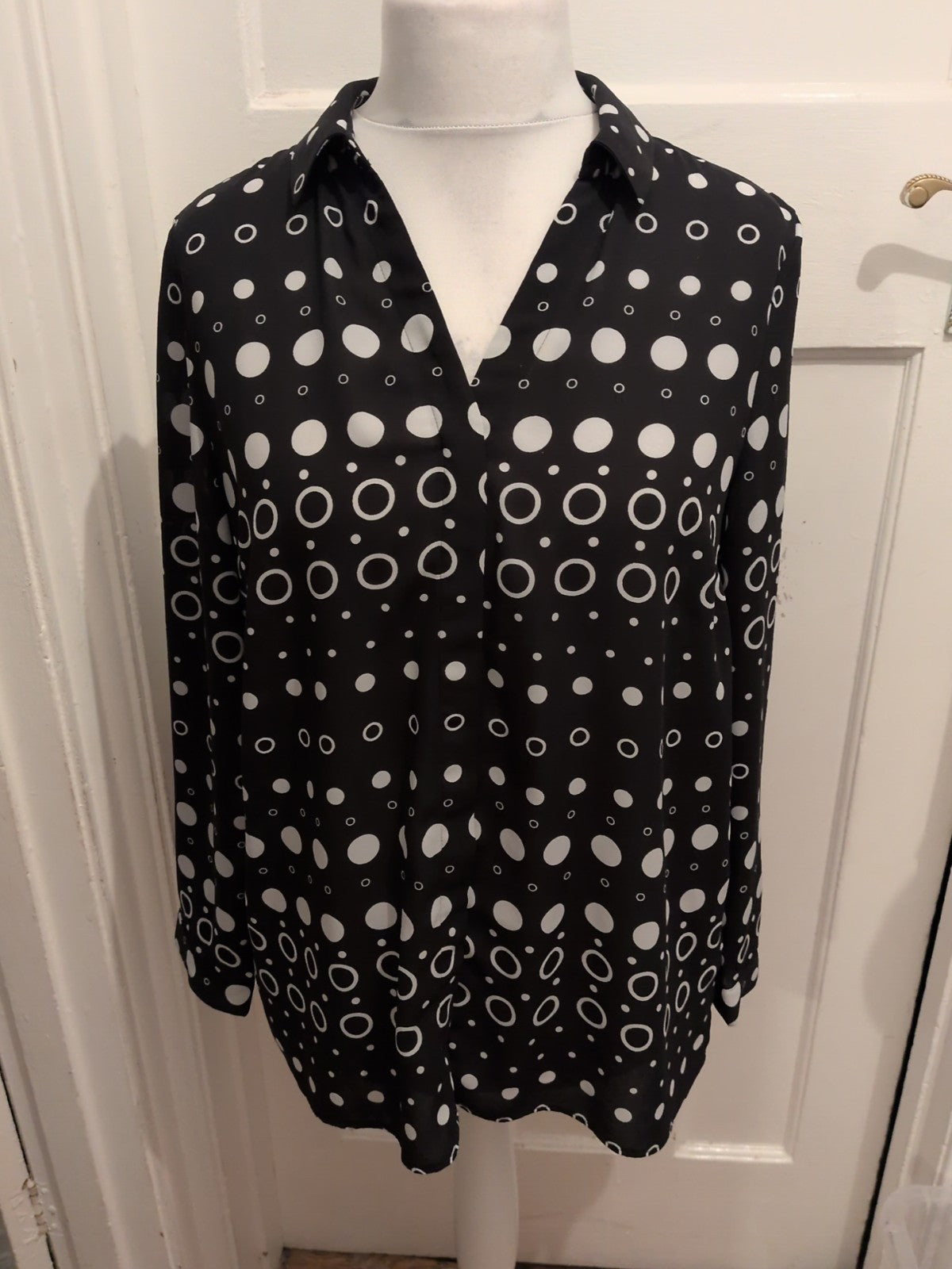 Tu 14 Black And White Bubble Circles Long Sleeve Blouse