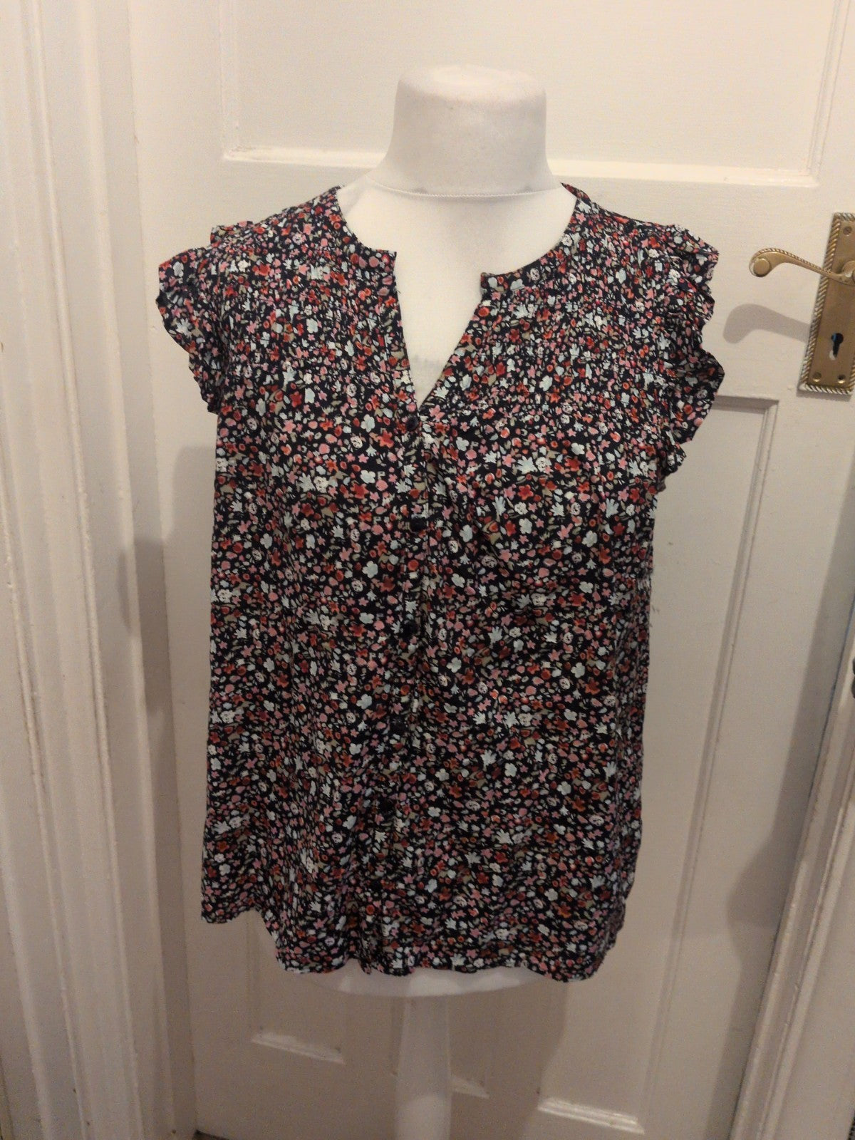 Tu 14 Black Flowery Sleeveless Buttoned Blouse