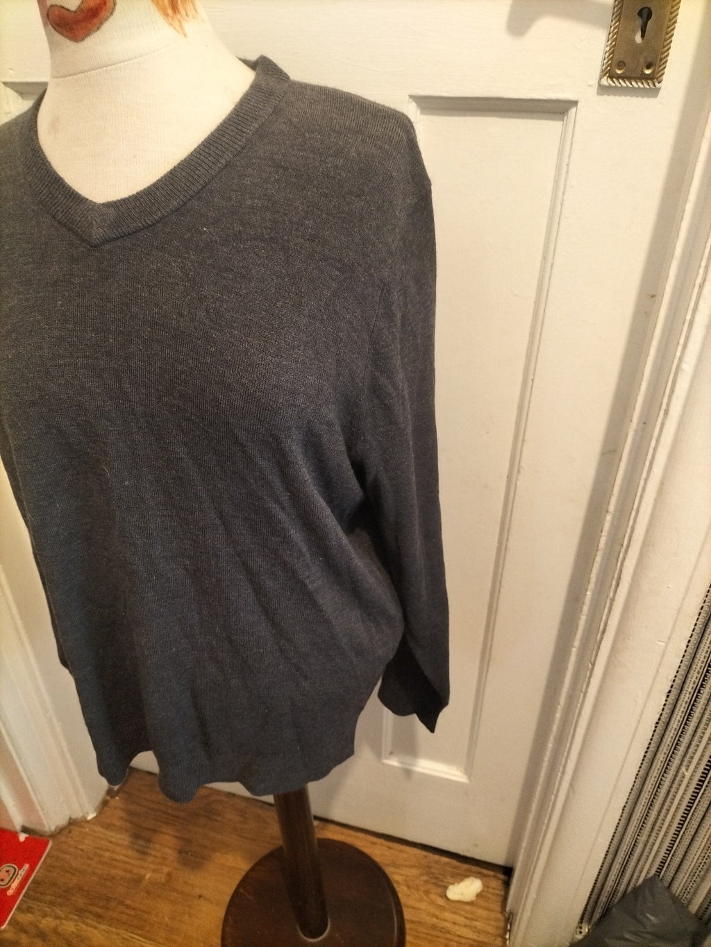 Mens Easy Size Large Grey Ribbed V Neck Pullover Jumper Lightweight