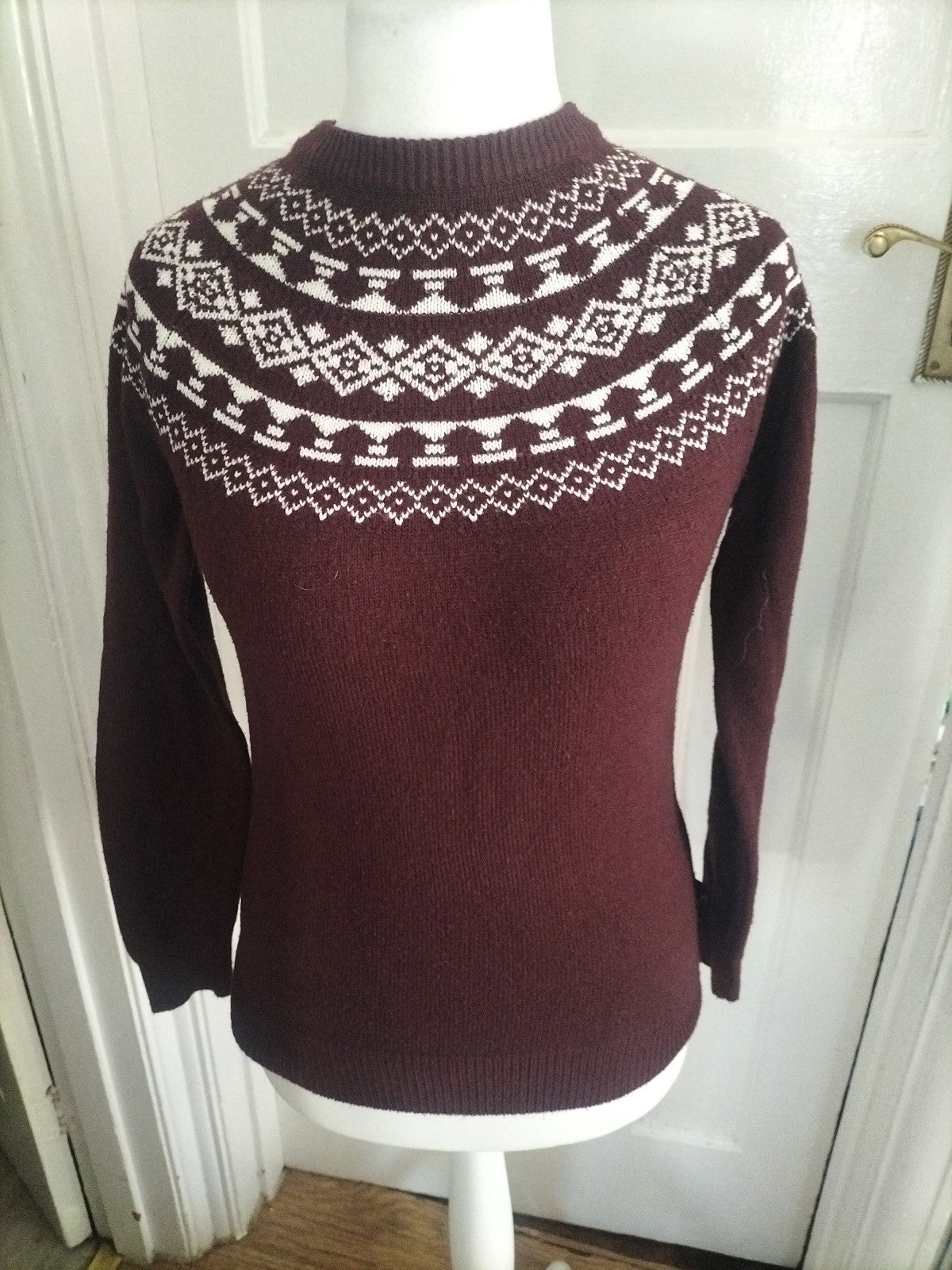 Mens Burton Size XS Purple And White Pullover Jumper