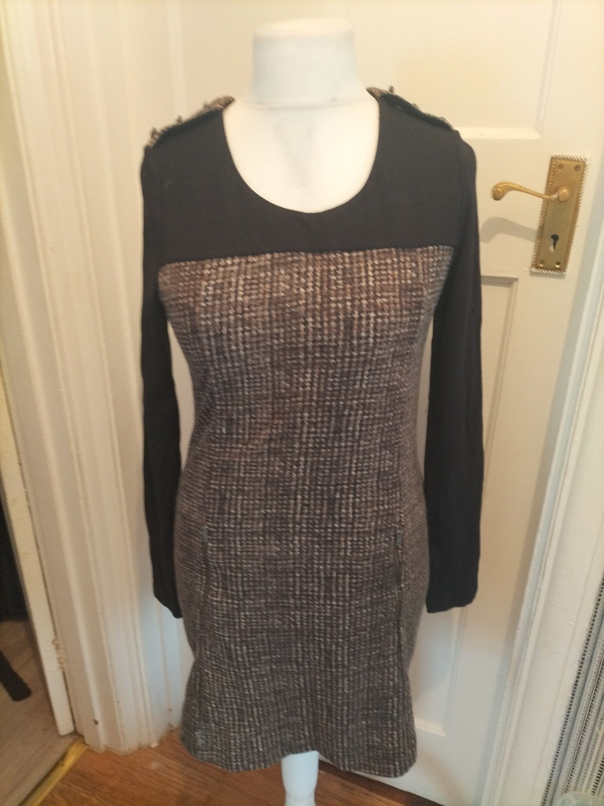 Ladies Yest Size Small Brown And Black Long Sleeved Dress