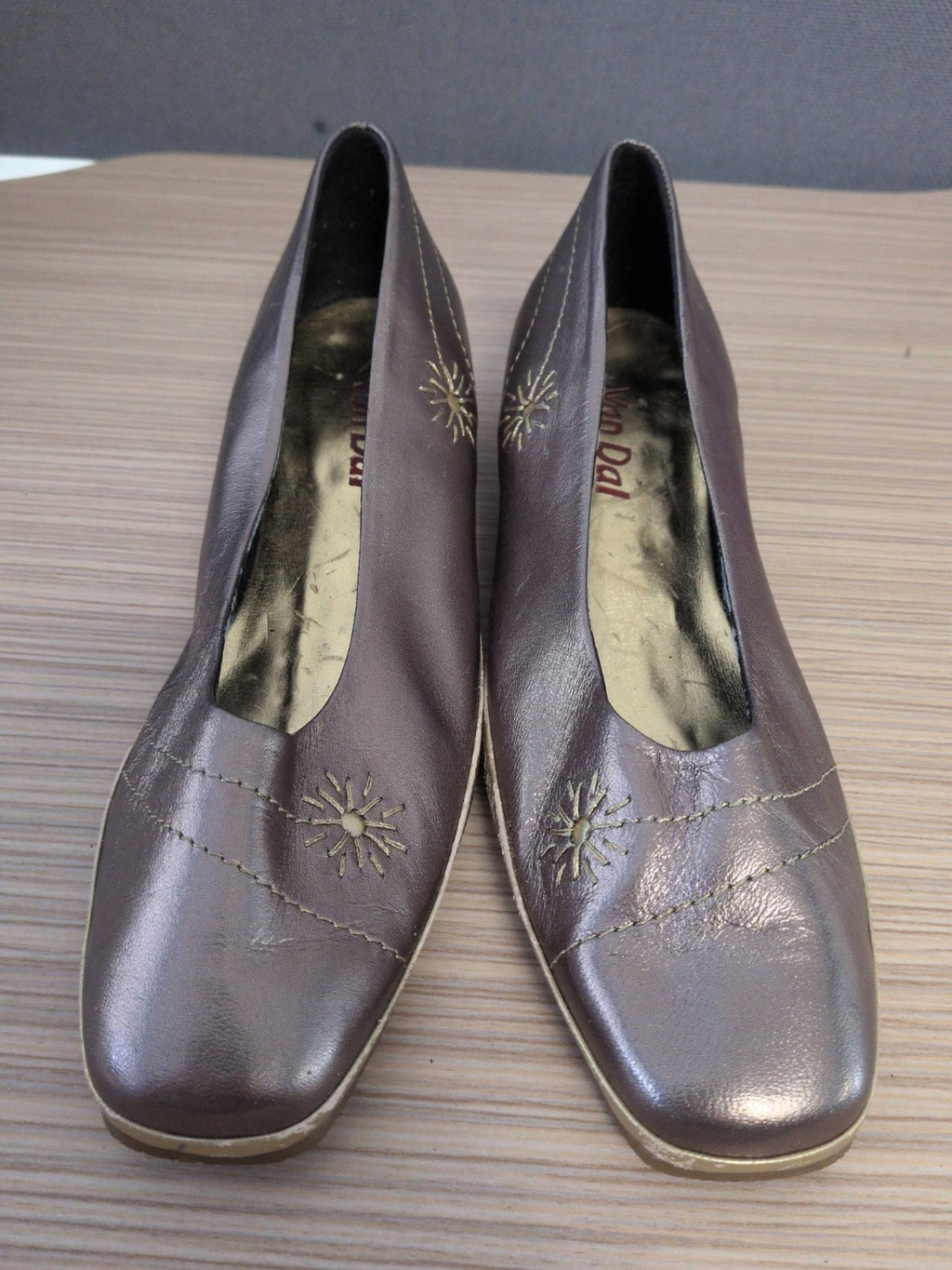 Van Dal Gold EU 36 Sun Pattern Flats