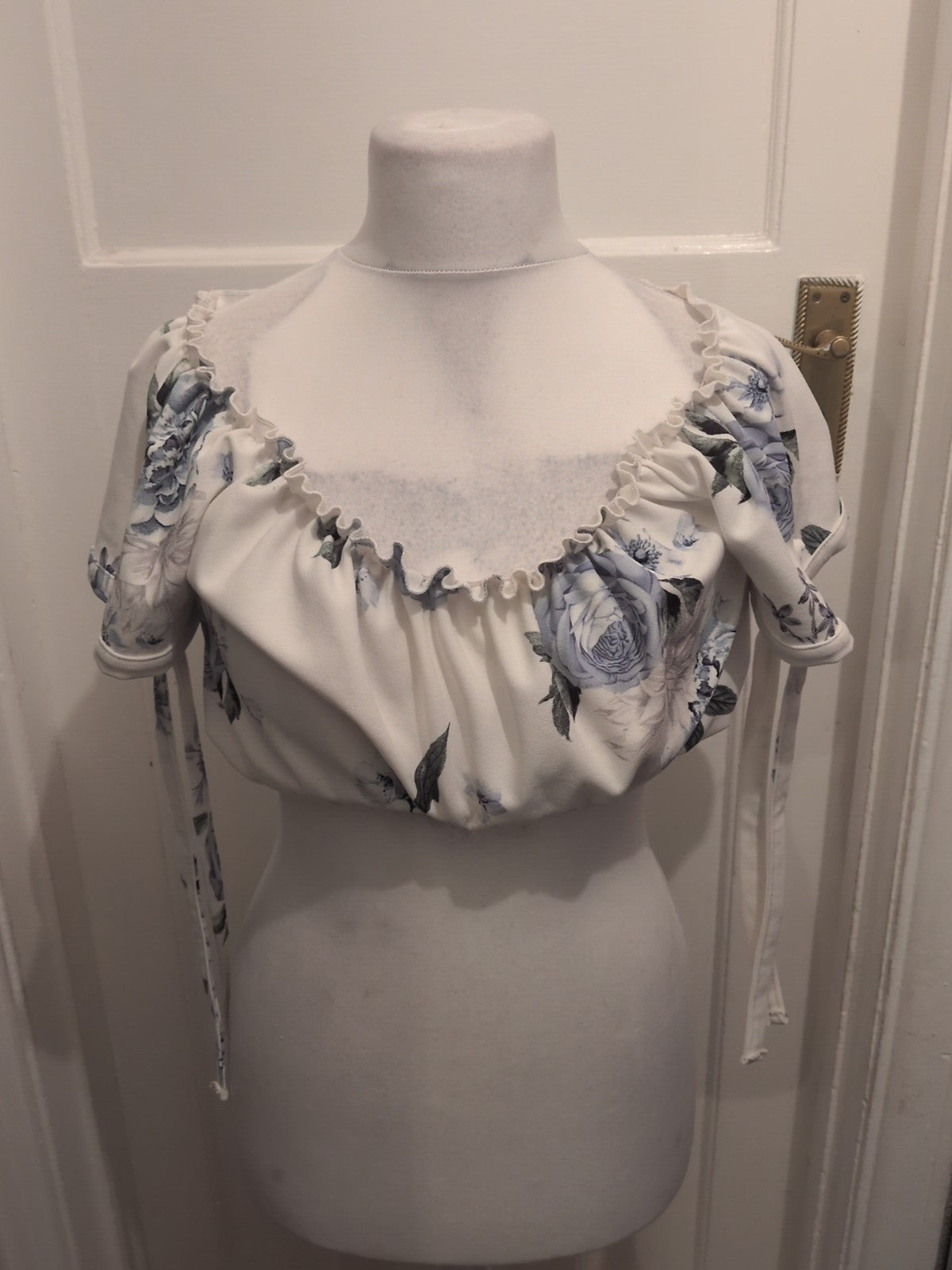 Ladies New Look Size 12 White Floral Elasticated Hem Crop Top