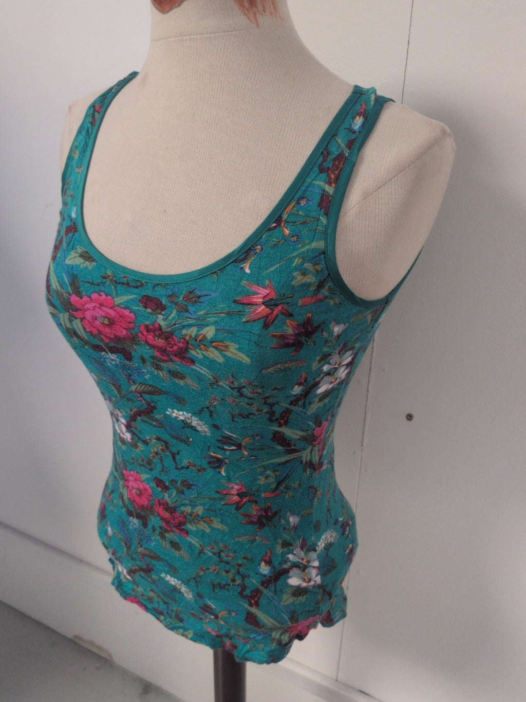 Ladies Oasis Size XS Green Floral Sleeveless T-shirt