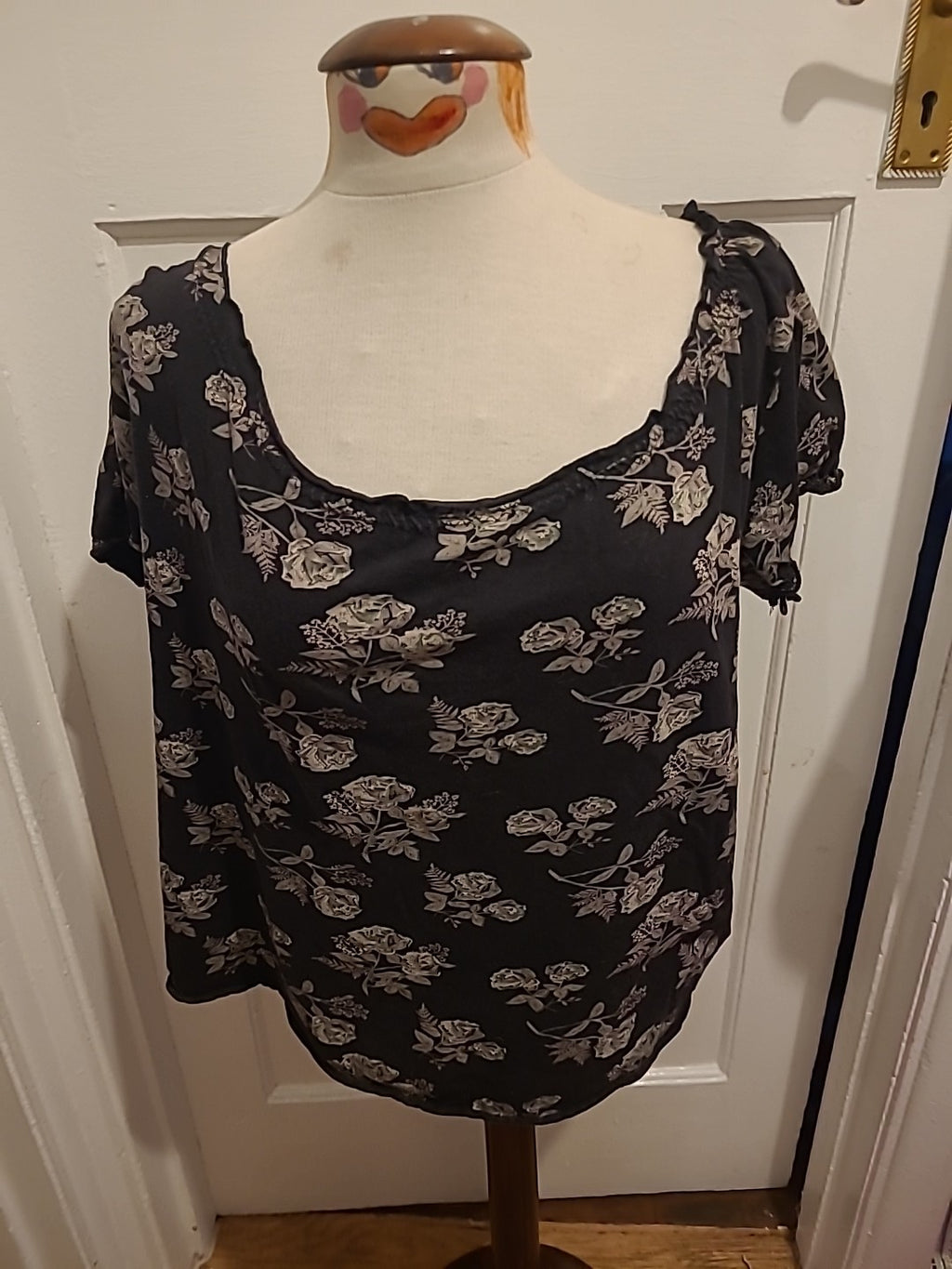 Ladies Store Twenty One Size 16 Black Roses Short Sleeve Blouse