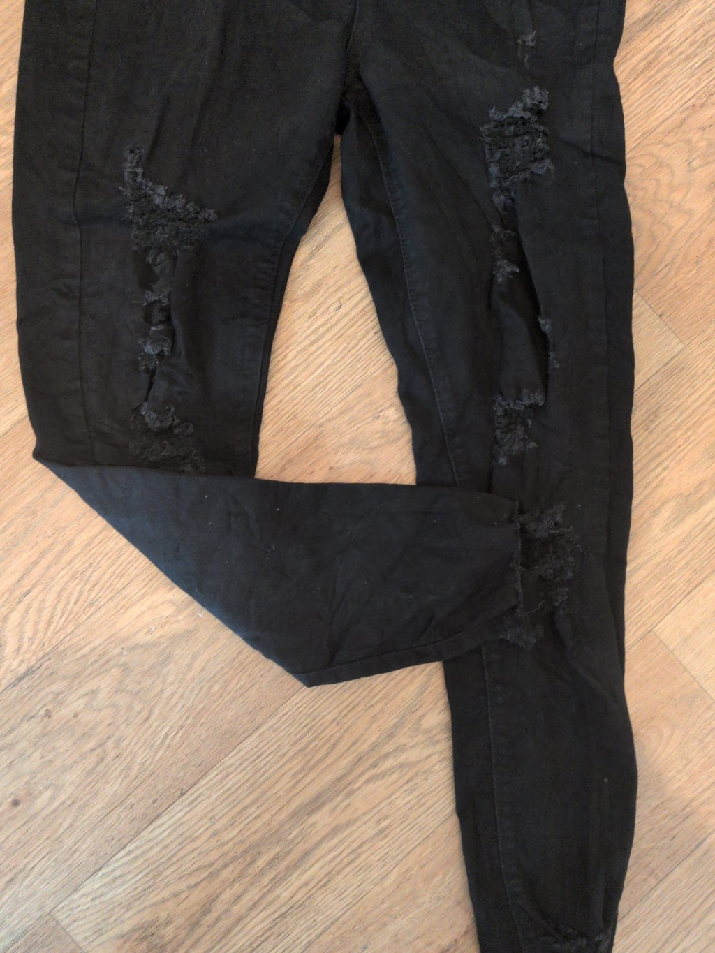 Yours 18 "Jenny" Black Ripped Jegging