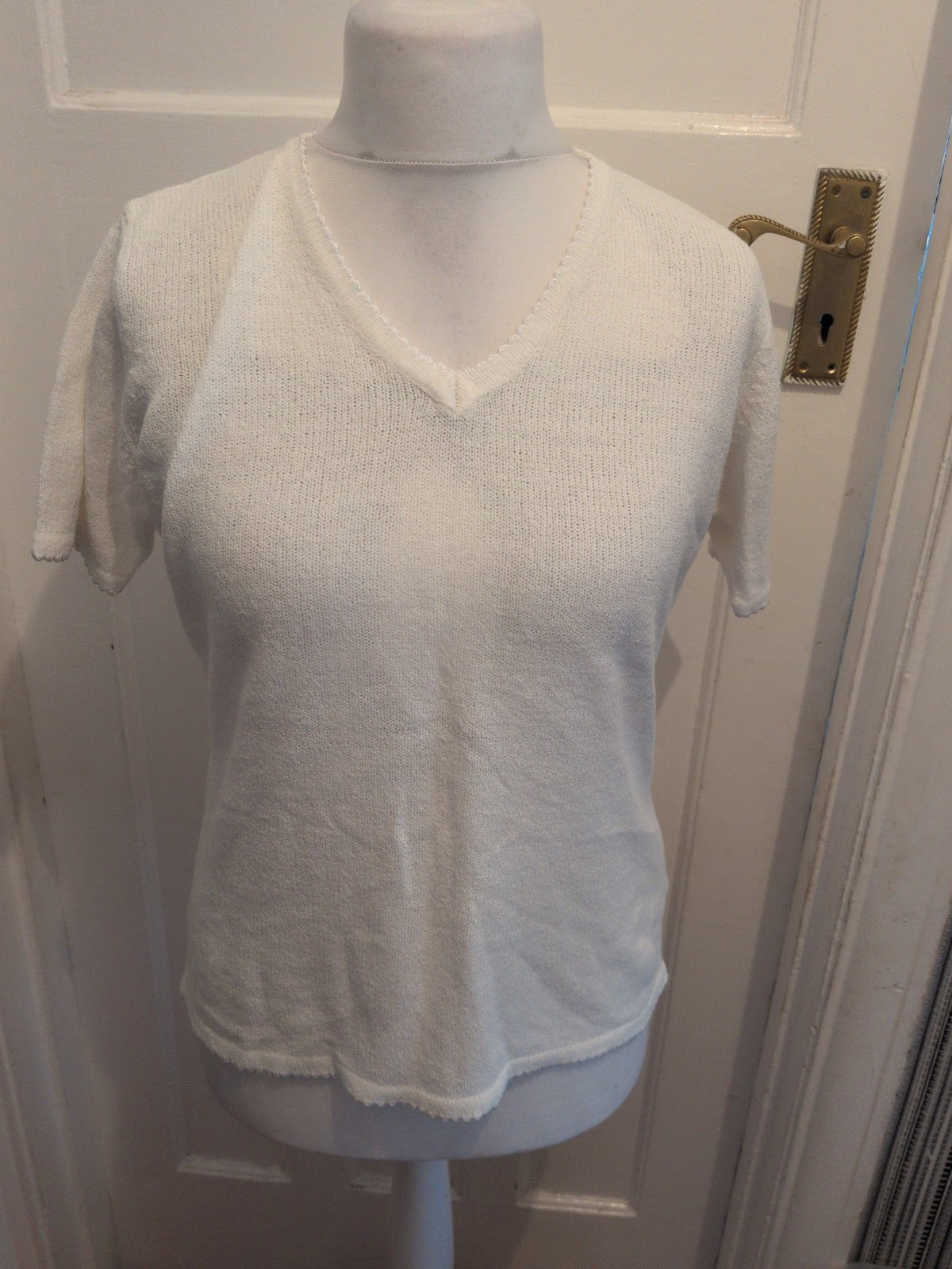 Design Essentials S/M White V Neck Short Sleeve Blouse