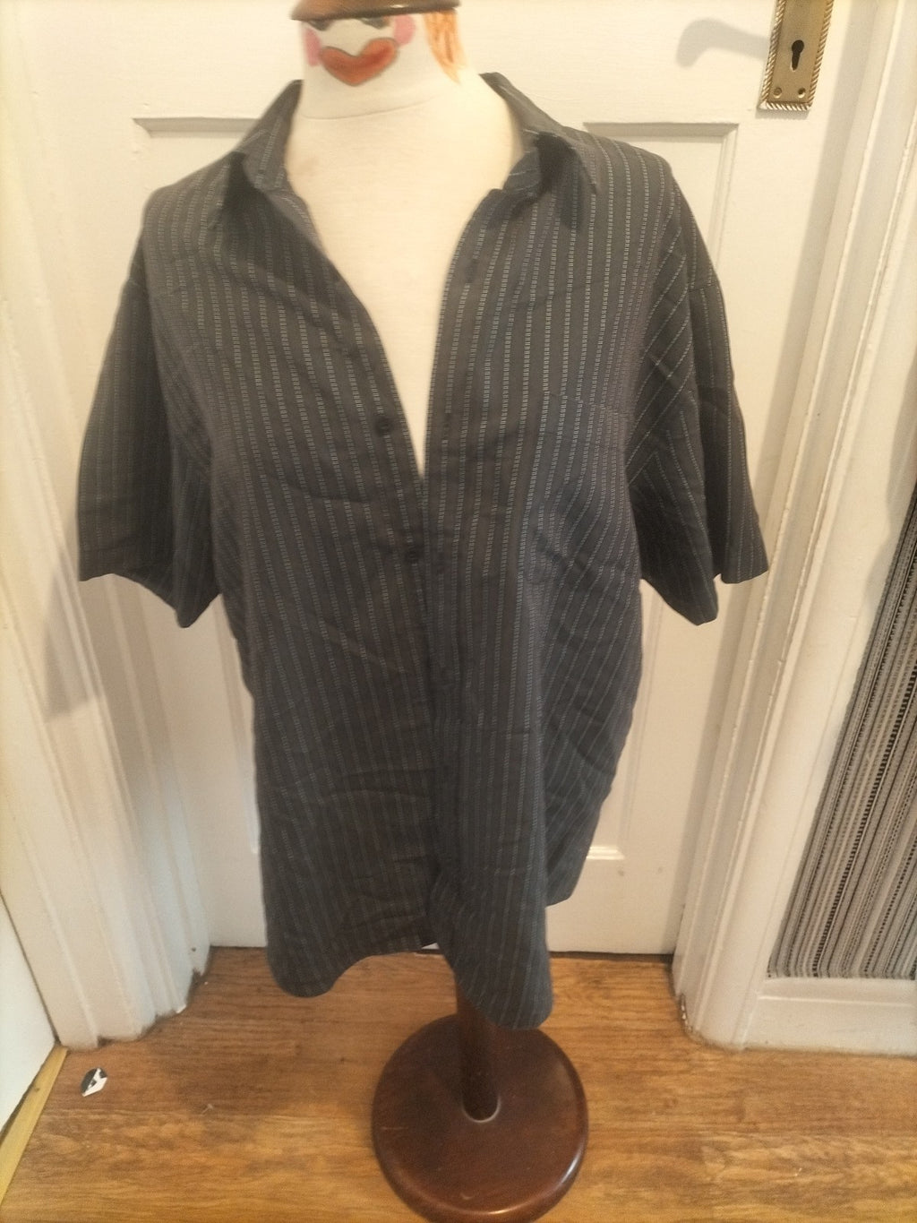 Mens Easy Size Large Grey White Short Sleeved Shirt