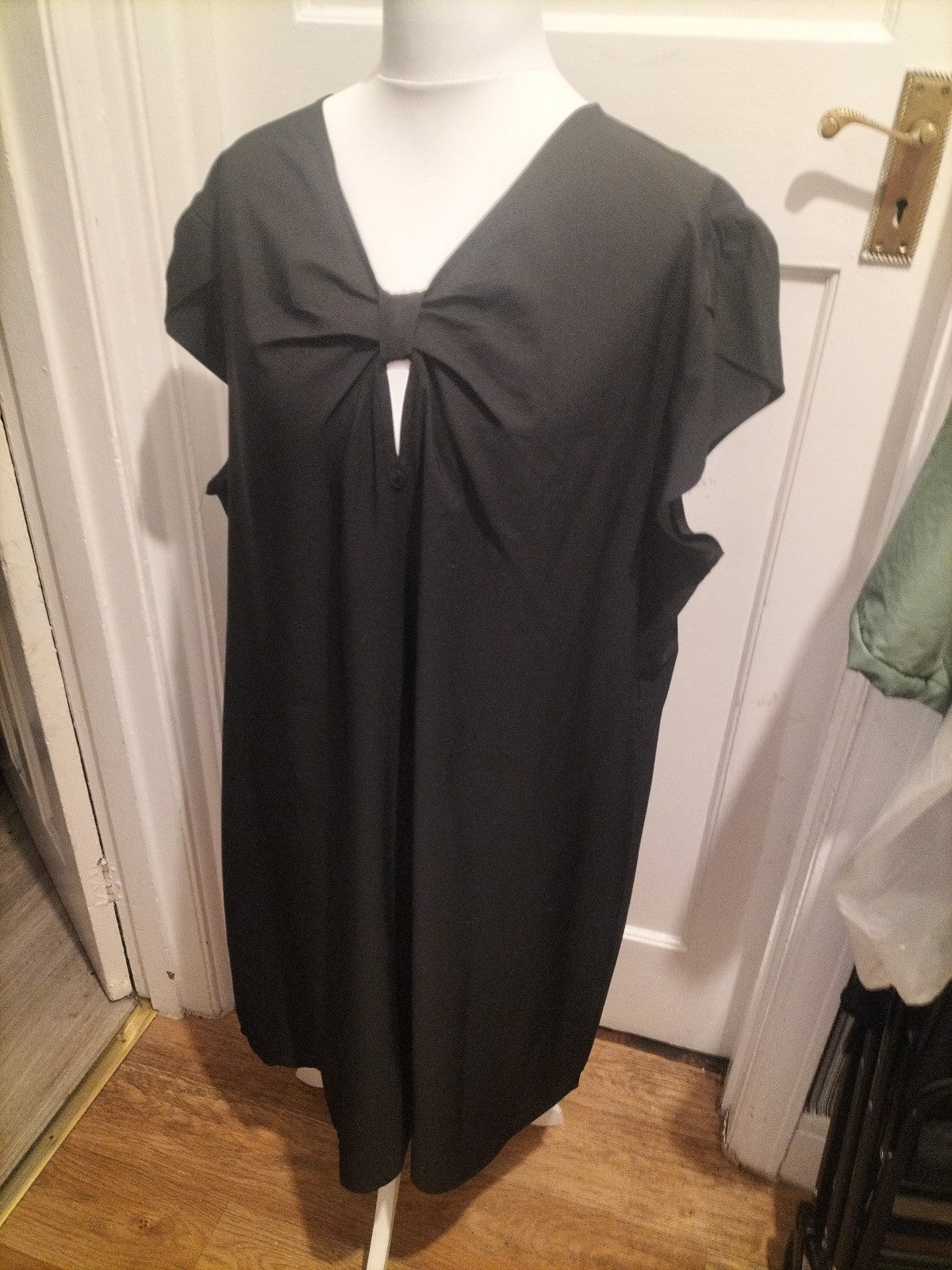 Ladies Size 4XL Black V Neck Cap Sleeved Dress