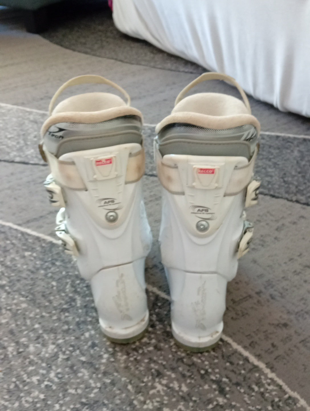 Ladies SKI BOOTS size 3.5/4 Decathion Atomic Sport Fit Thermal Fit Free Delivery