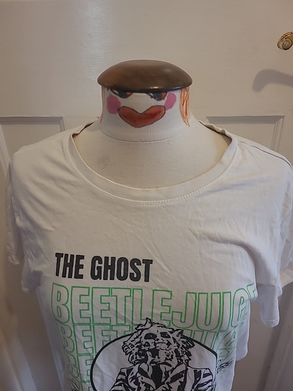 Mens Bettle Juice Size Large White Green Short Sleeved Tshirt