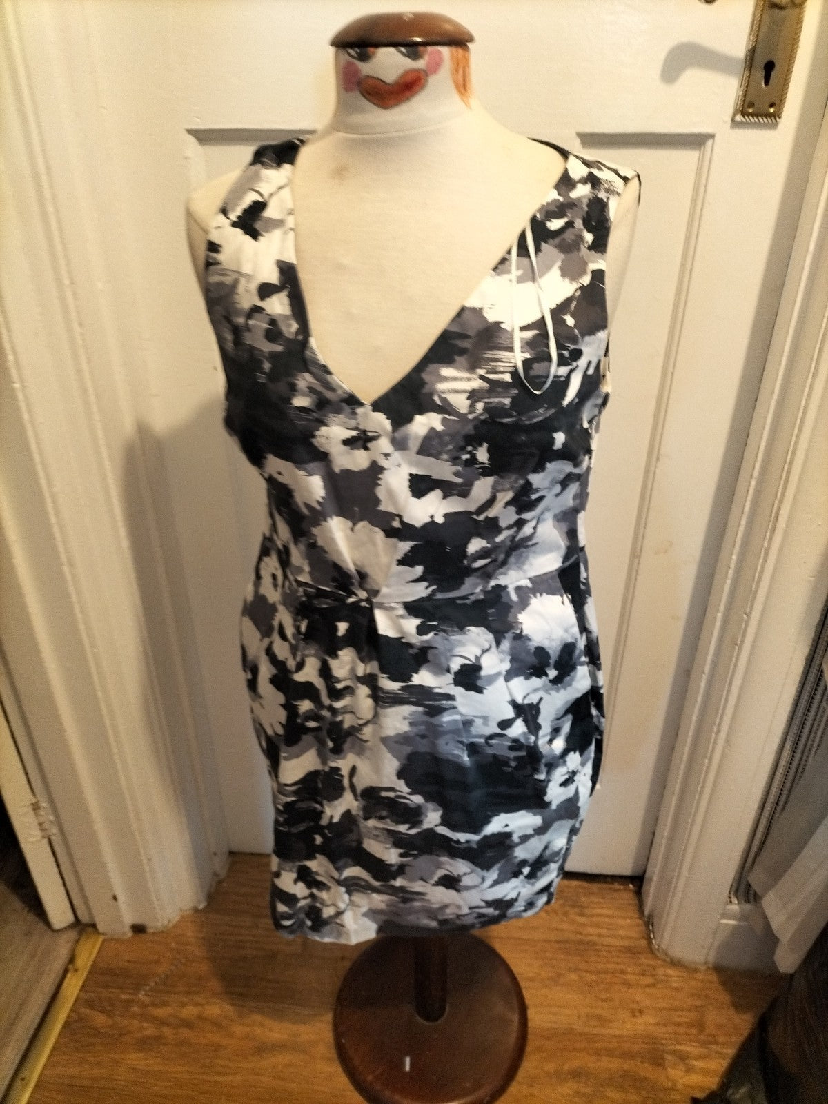 Ladies Size Large Black/Grey/White V Neck Sleeveless Dress