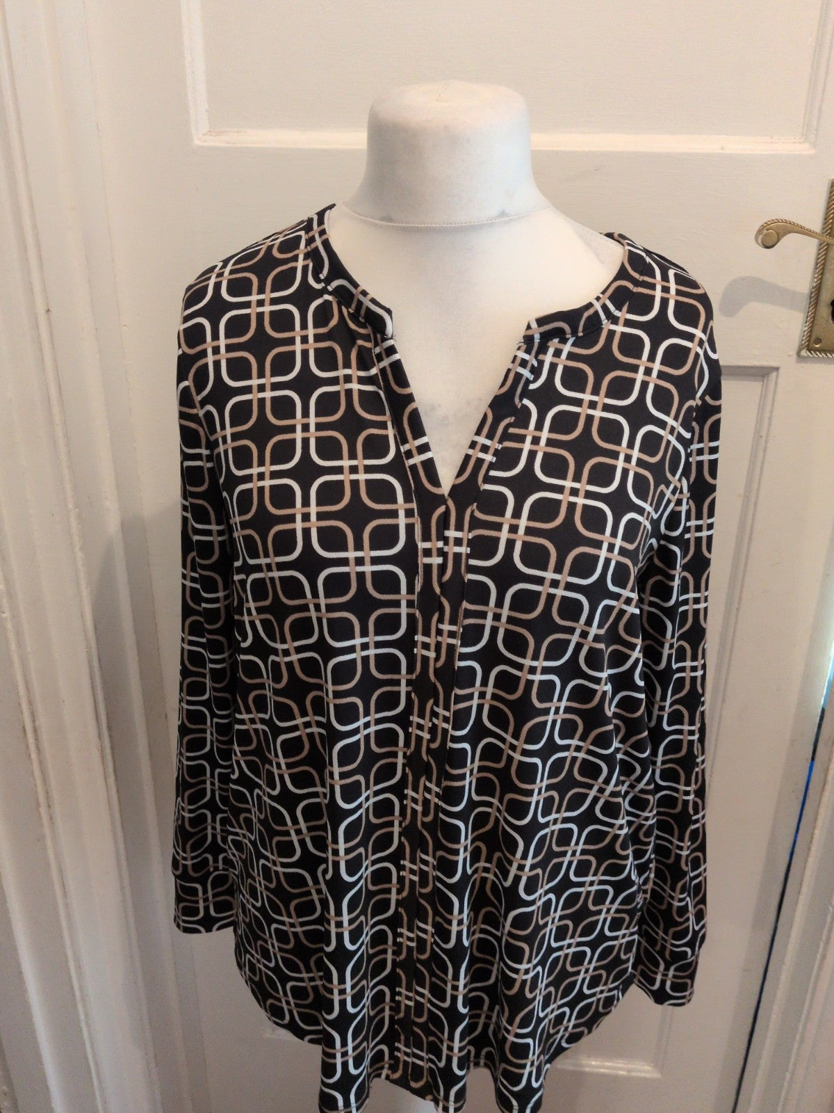 Ladies Amisu Size Large Black Patterned Long Sleeve Blouse