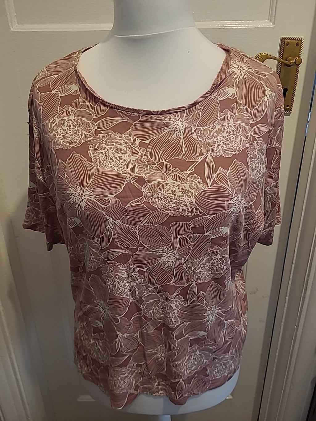 Ladies Tu Size 24 Slim Fit Purple And White Floral Short Sleeved Tshirt
