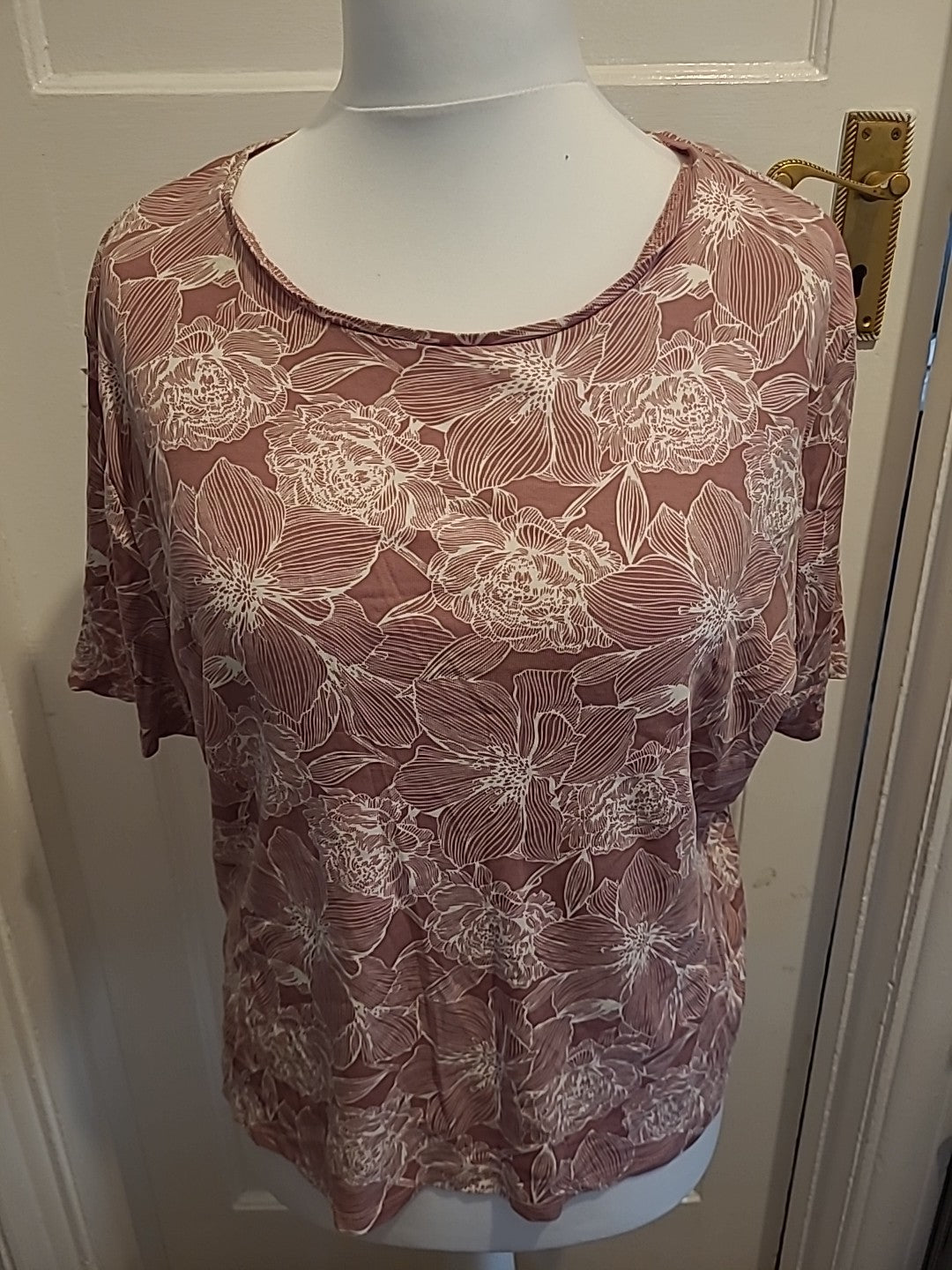 Ladies Tu Size 24 Slim Fit Purple And White Floral Short Sleeved Tshirt