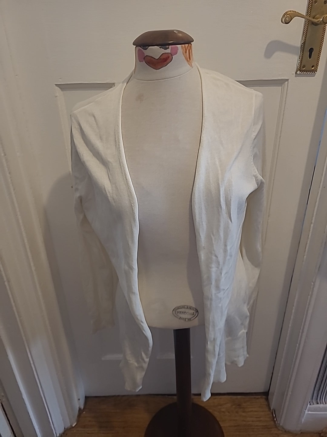Ladies Amazon Essentials Size Medium Cream Long Sleeved Cardigan