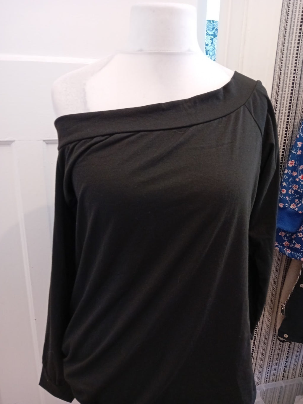 XL Black Wide Shoulder Long Sleeve T-shirt