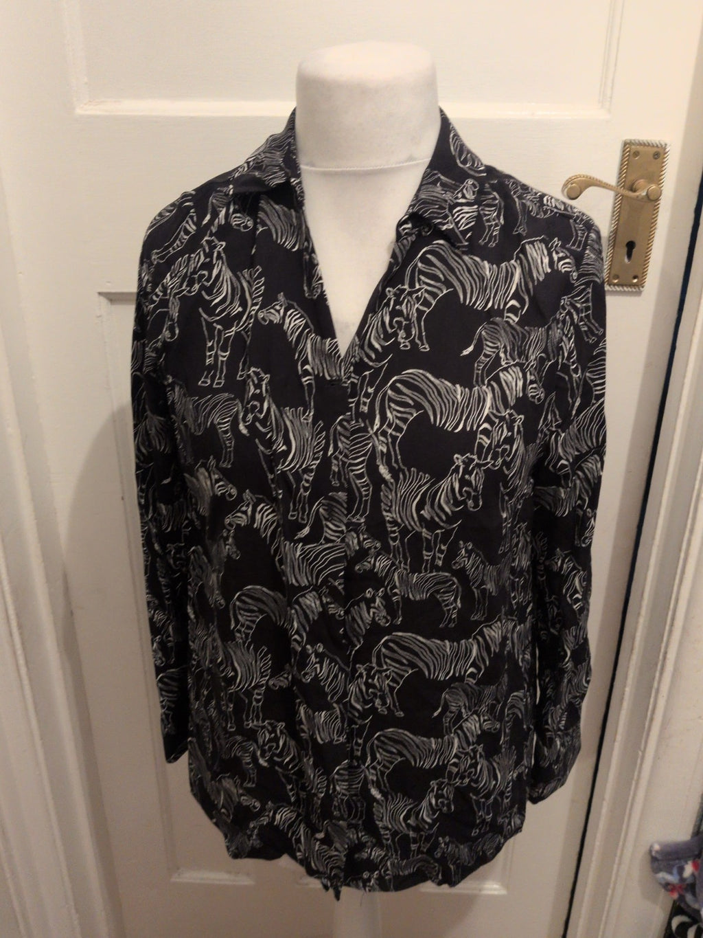 Tu 14 Black And White Tiger Printed Long Sleeve Collared Buttoned Shirt Blouse