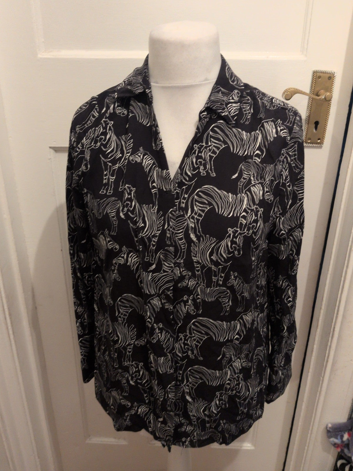 Tu 14 Black And White Tiger Printed Long Sleeve Collared Buttoned Shirt Blouse