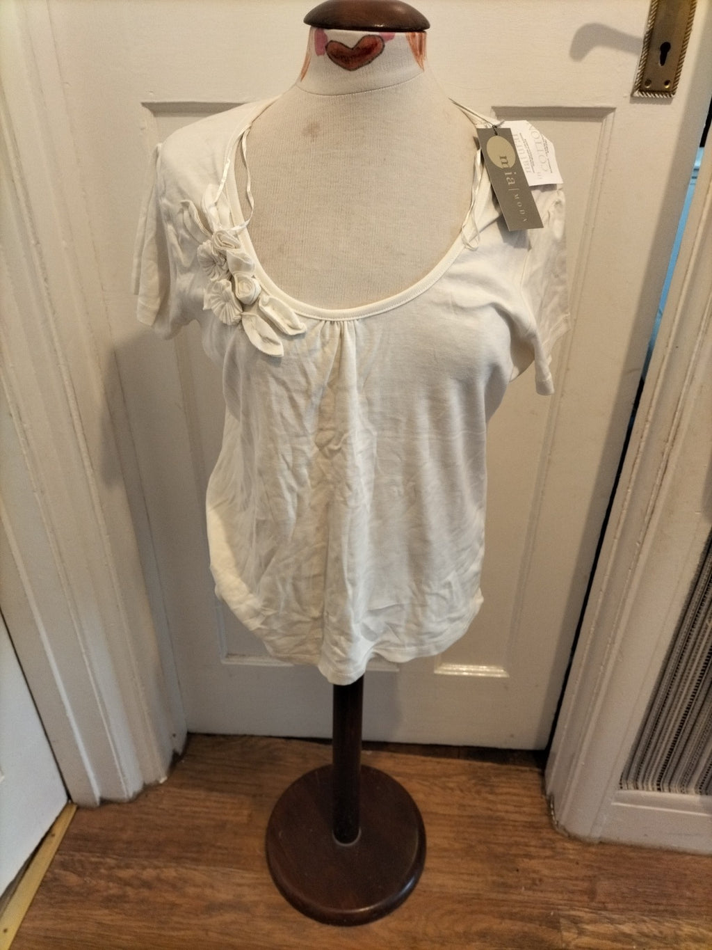 Brand New Ladies Mia Moda Size 18 Corsage Flower Scoop Ivory Tshirt