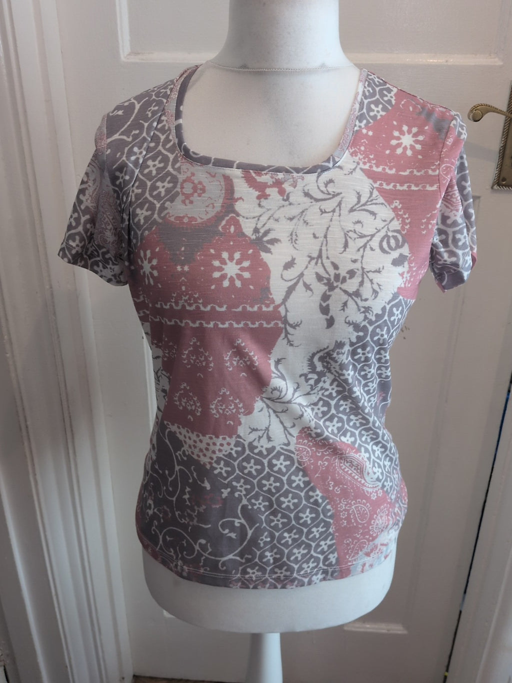 Viz.A.Viz 8/10 Pink Grey And White Short Sleeve Blouse