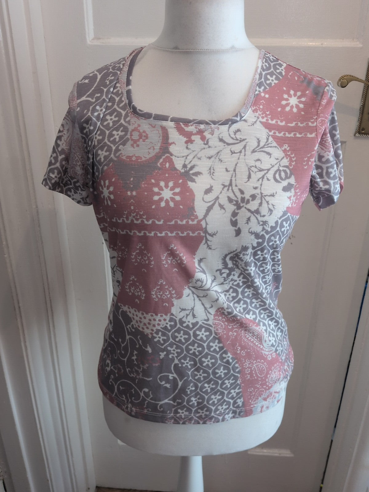Viz.A.Viz 8/10 Pink Grey And White Short Sleeve Blouse