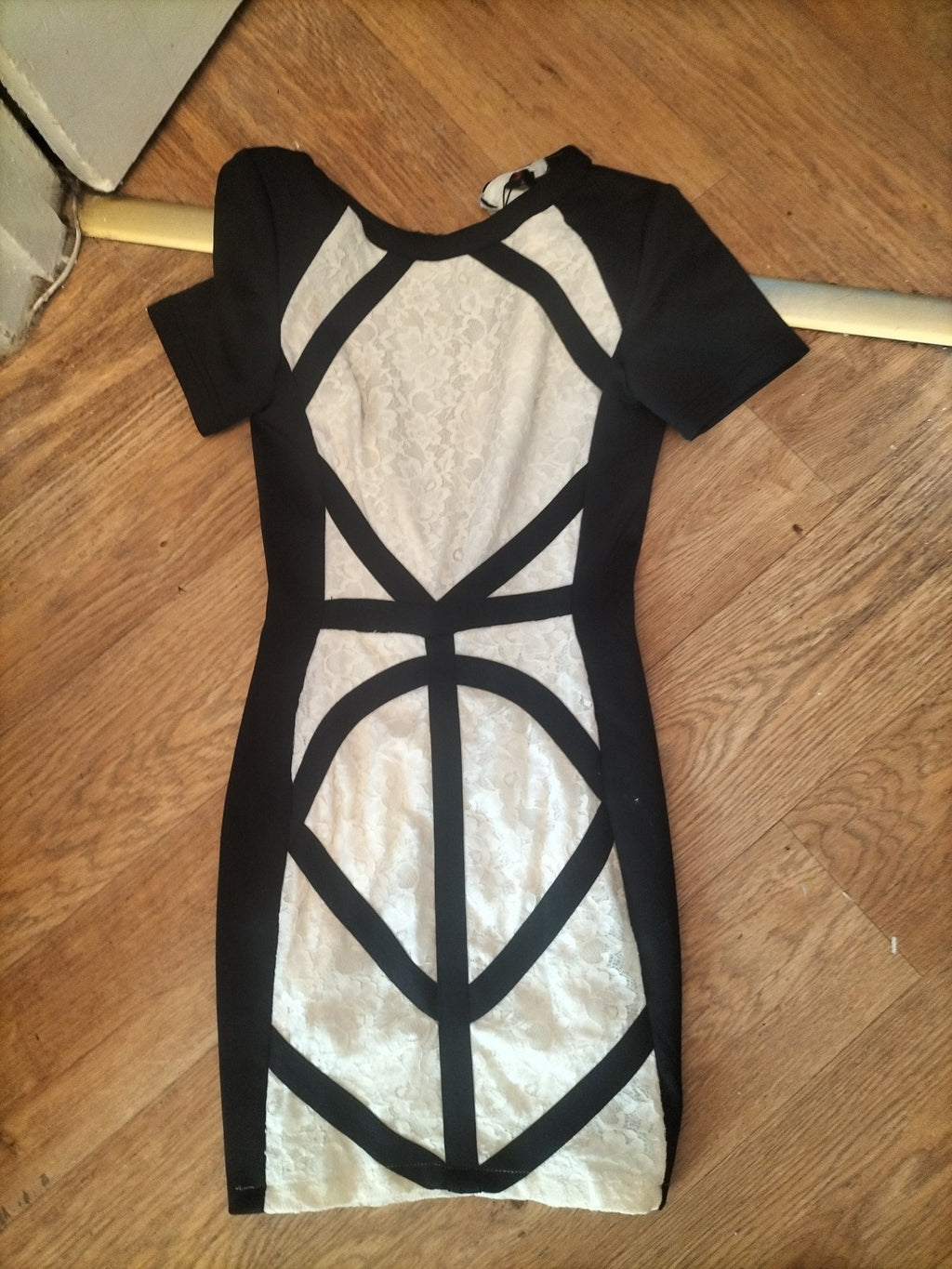 Brand new Ladies Boohoo Size 8 Cream And Black Short Sleeved Dress