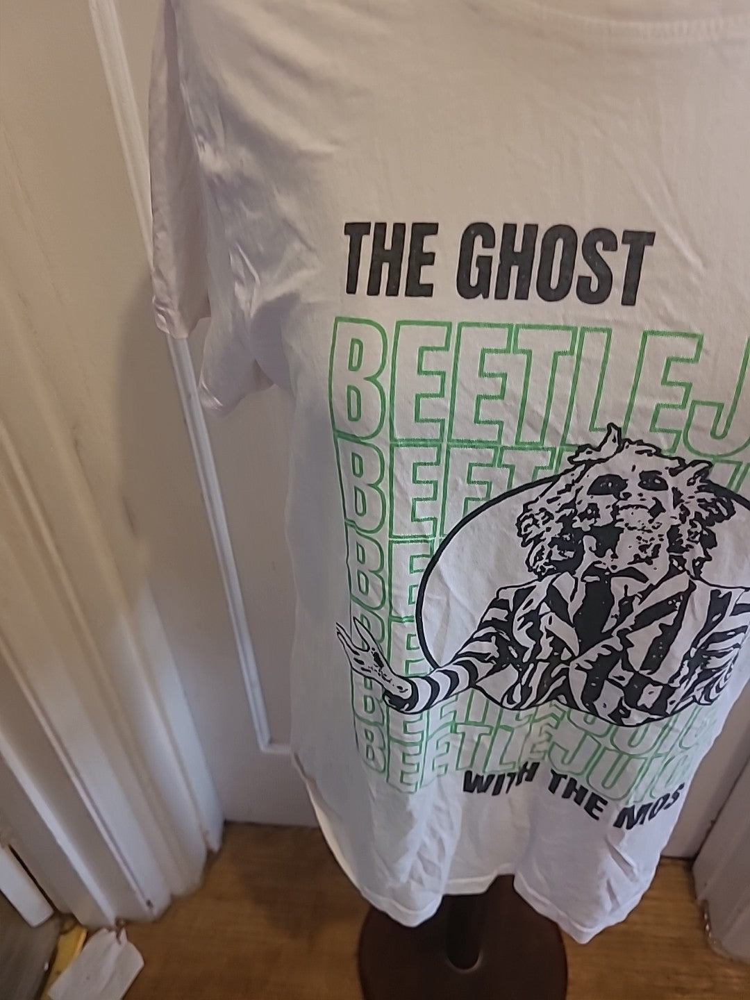 Mens Bettle Juice Size Large White Green Short Sleeved Tshirt