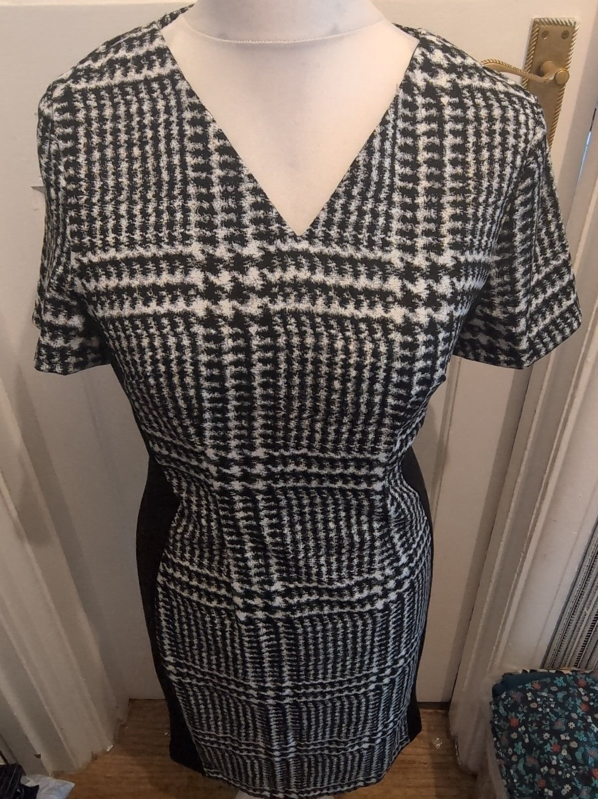 Tu  14 Black/White/Grey Short Sleeve V Neck Dress