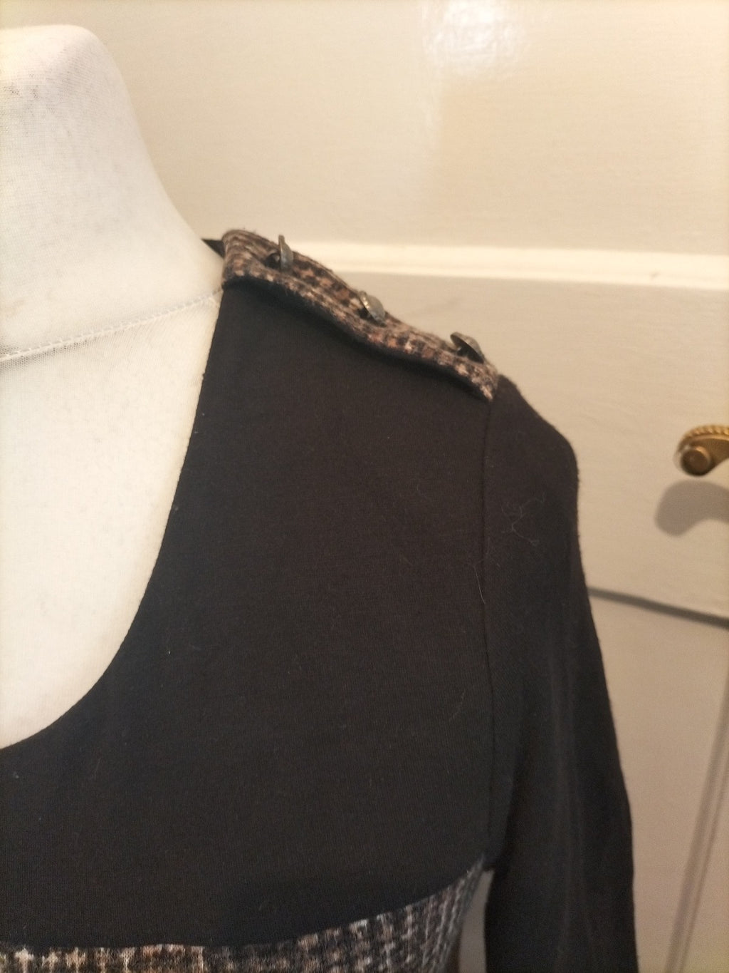 Ladies Yest Size Small Brown And Black Long Sleeved Dress