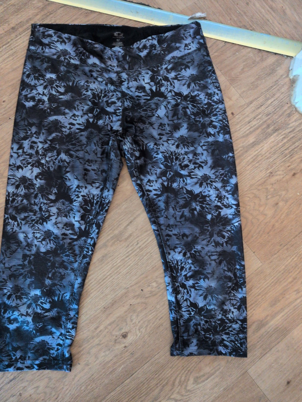 Athletic Works Medium Floral Crop Leggings