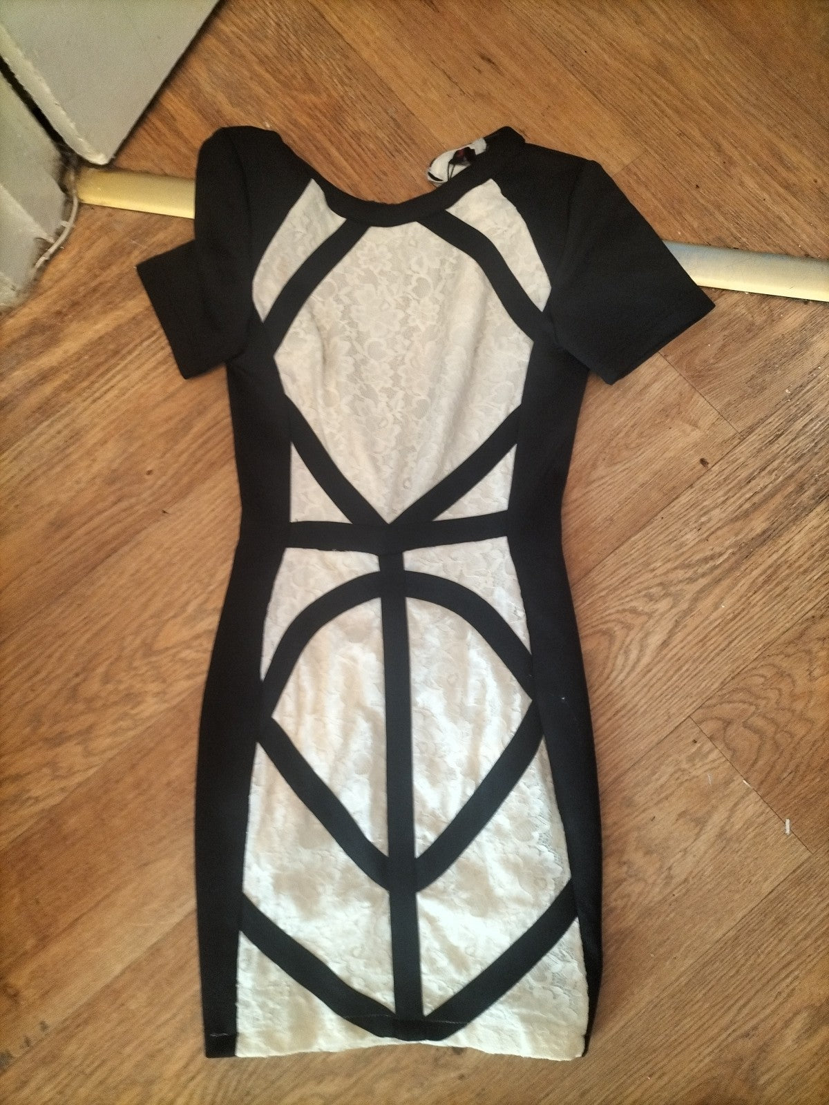 Brand new Ladies Boohoo Size 8 Cream And Black Short Sleeved Dress