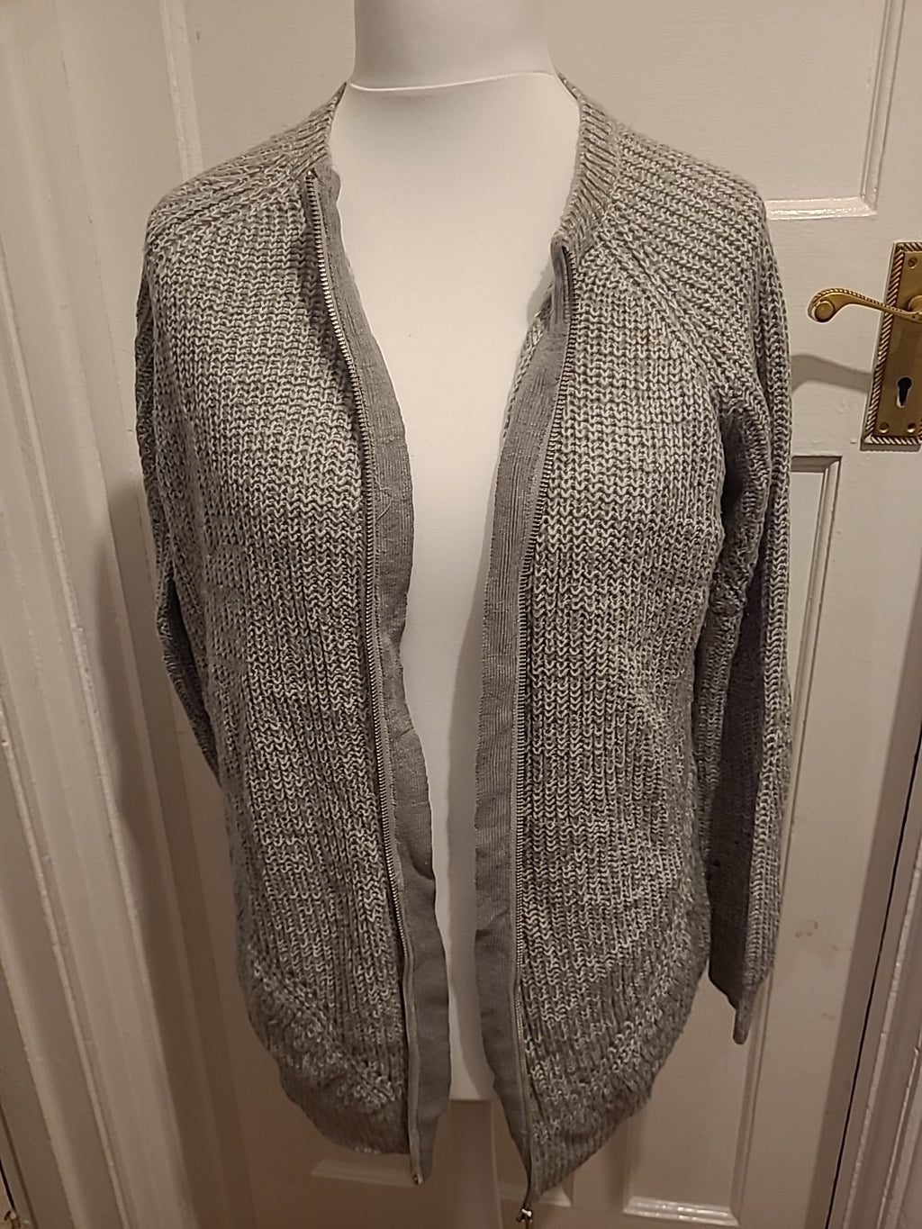 Ladies Papaya Size Medium Grey Knit Long Sleeved Cardigan