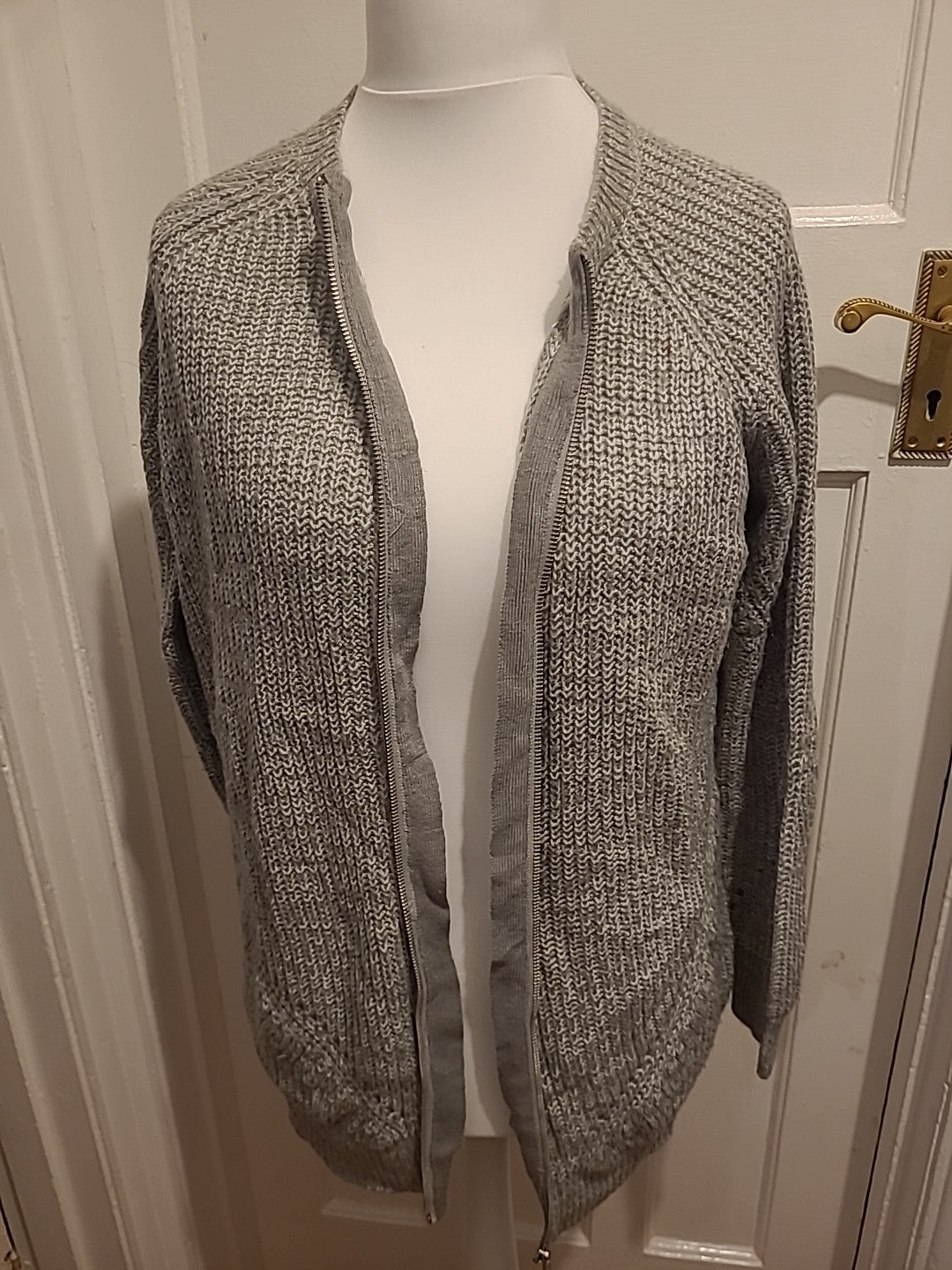 Ladies Papaya Size Medium Grey Knit Long Sleeved Cardigan