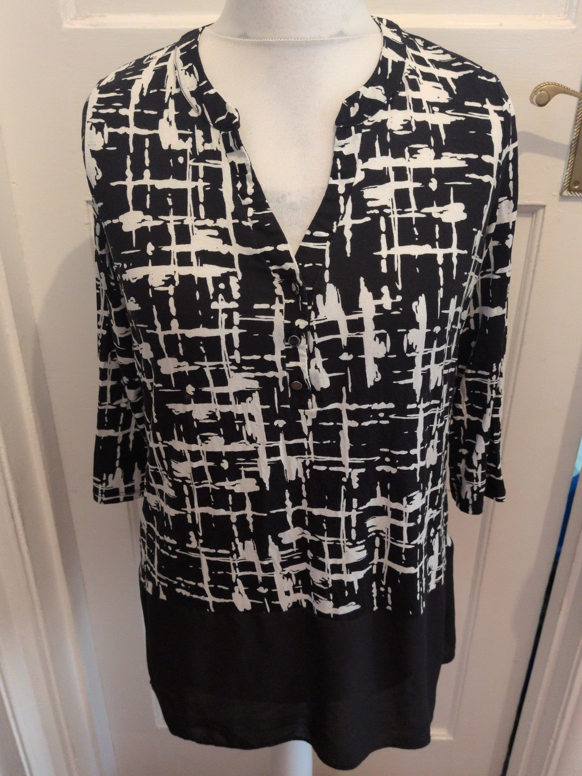 Tu Woman 10 Black And White 3/4 Sleeve Longline Blouse