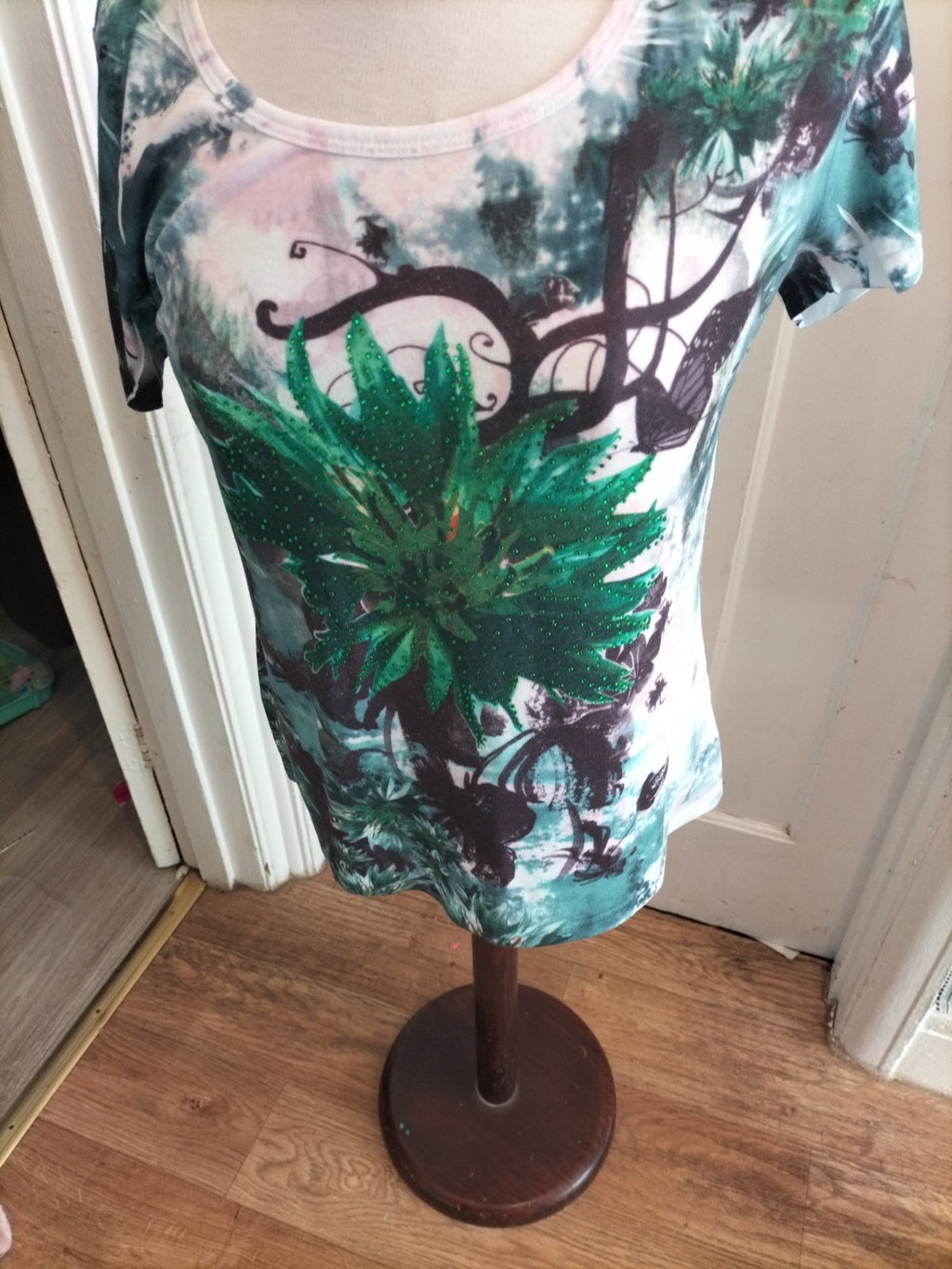 Ladies Forever One Size Medium Green Floral Short Sleeved Tshirt