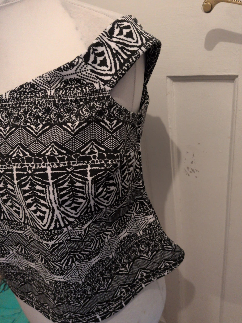 Primark 18 Black And White Sleeveless Aztec Blouse