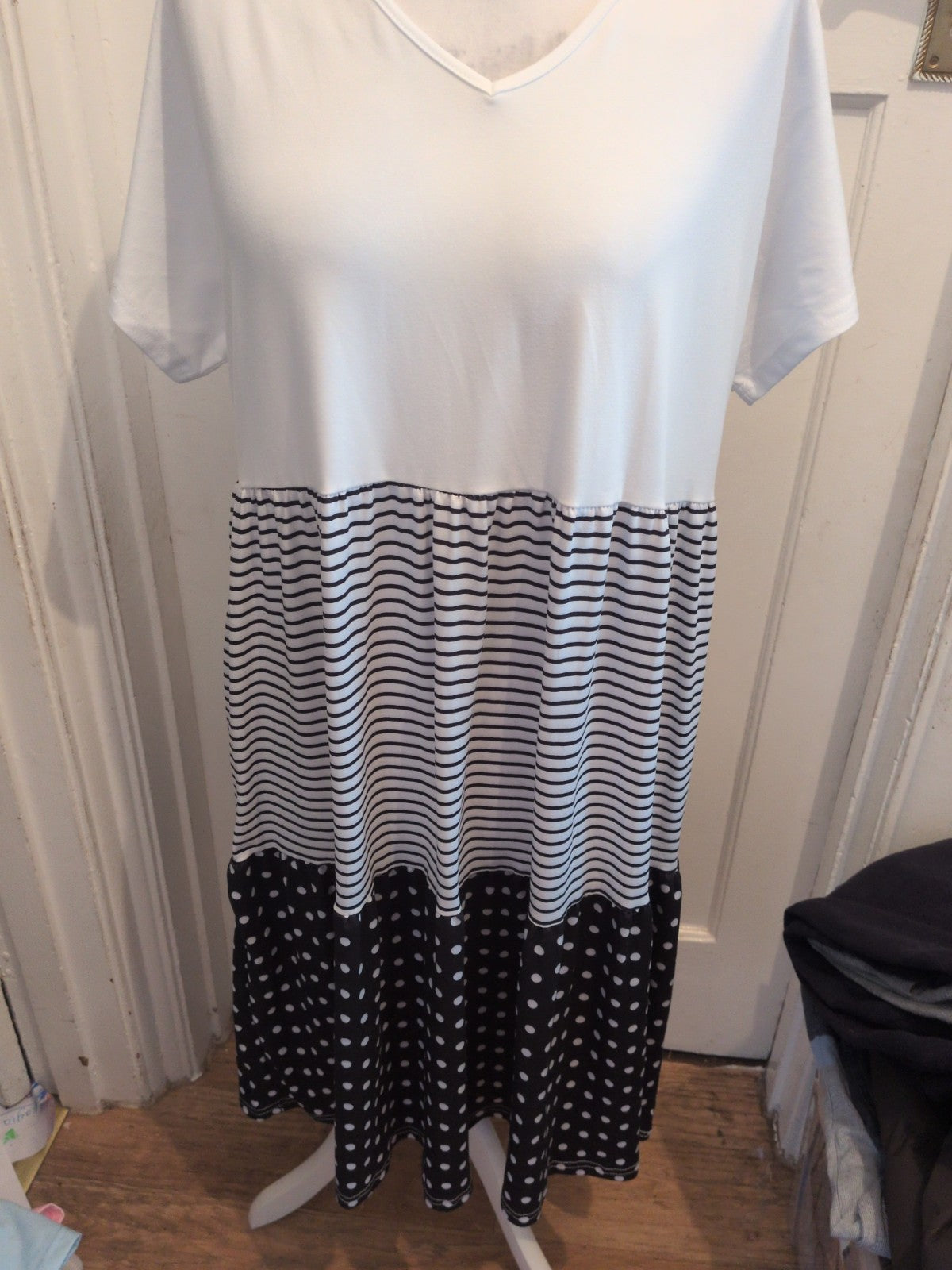 Ladies Size 2XL White And Spotty Short Sleeve Maxi Dress