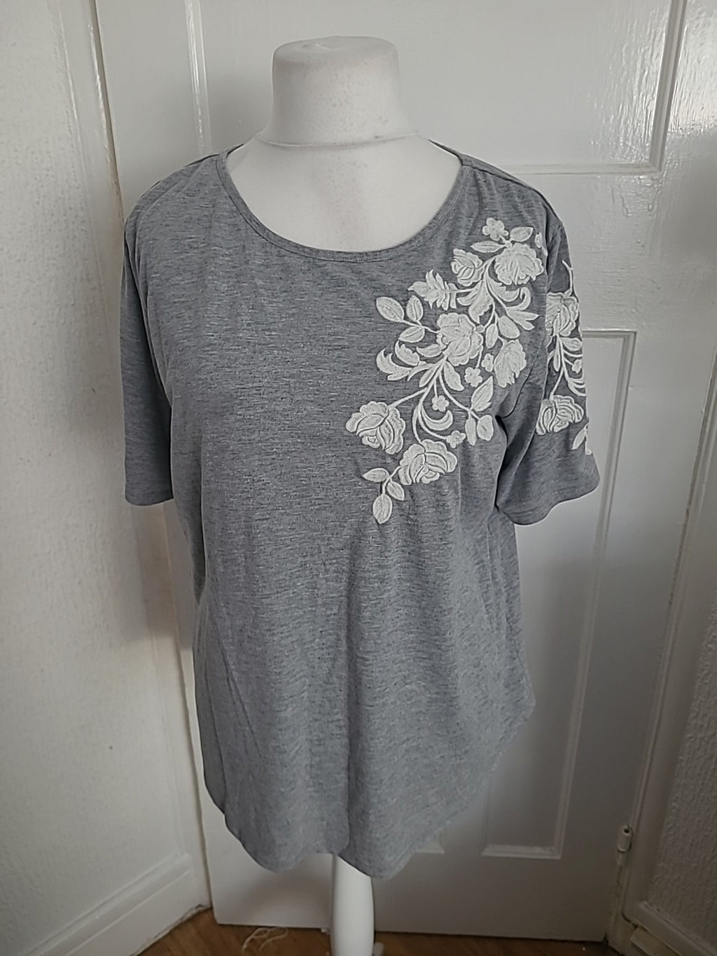 Ladies George Size 20 Grey With White Floral Short Sleeved Blouse
