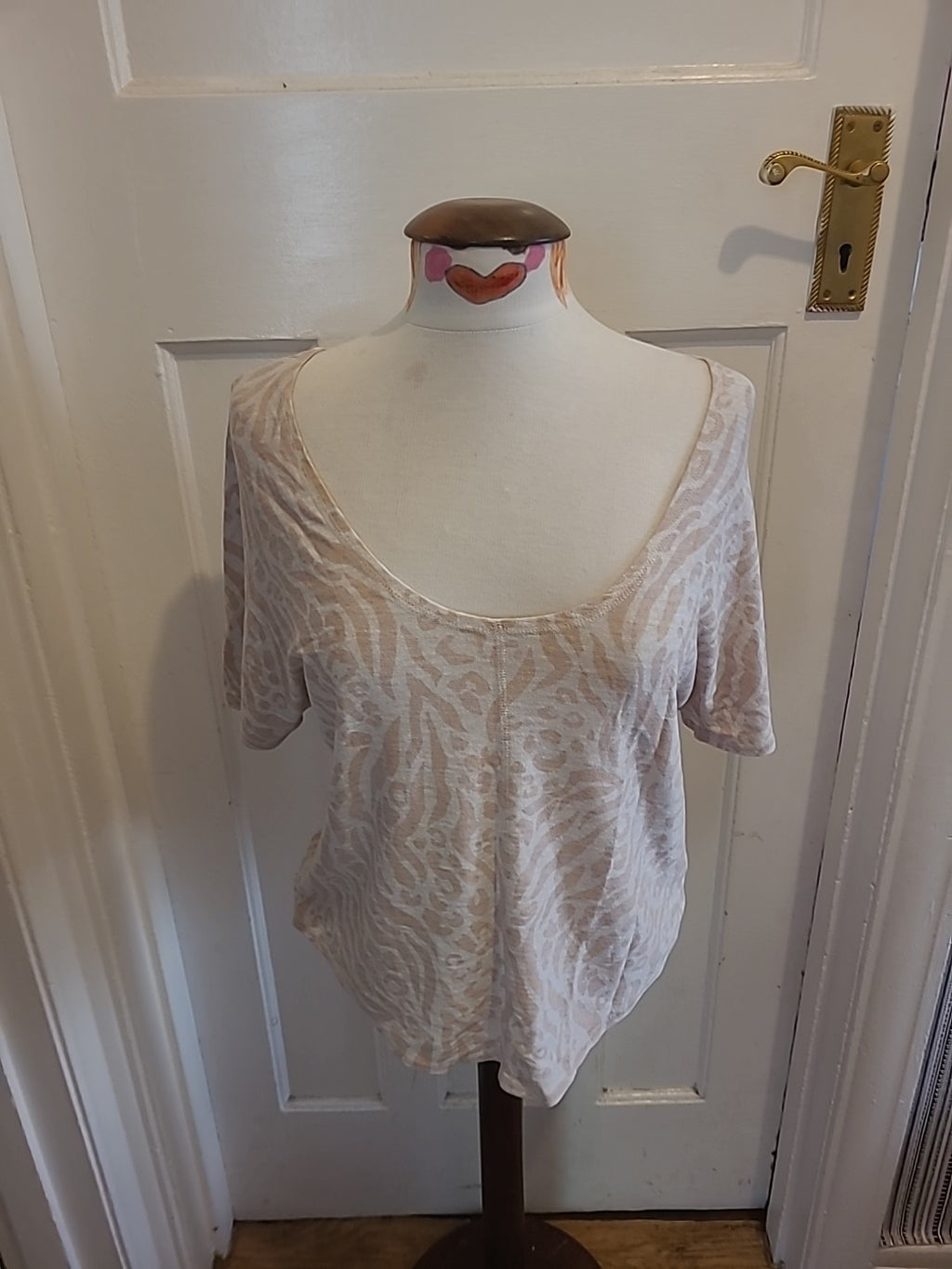 Ladies Lounge Edit Size 8 Baby Pink White Short Sleeved Tshirt