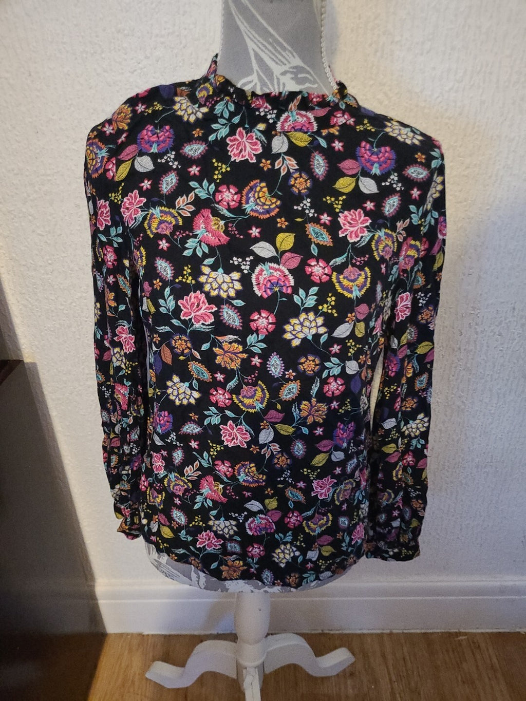 Ladies Tu Size 8 Floral Long Sleeved Blouse