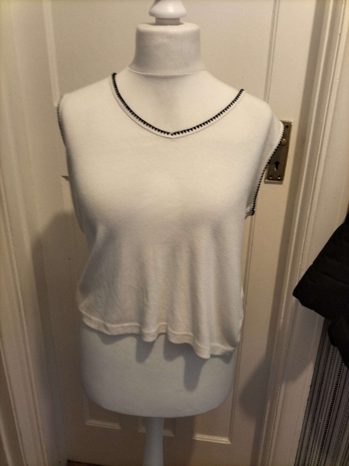 Ladies Anna Size 14-16 White With Navy Trim Sleeveless Blouse