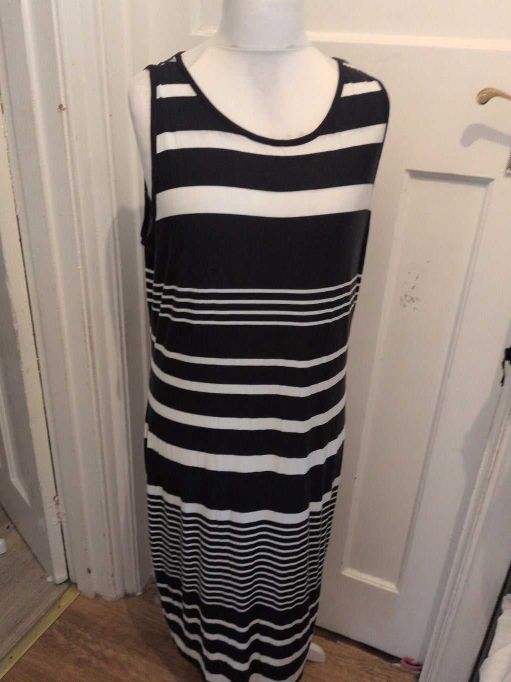 George 20 Black And White Sleeveless Long Length Pencil dress