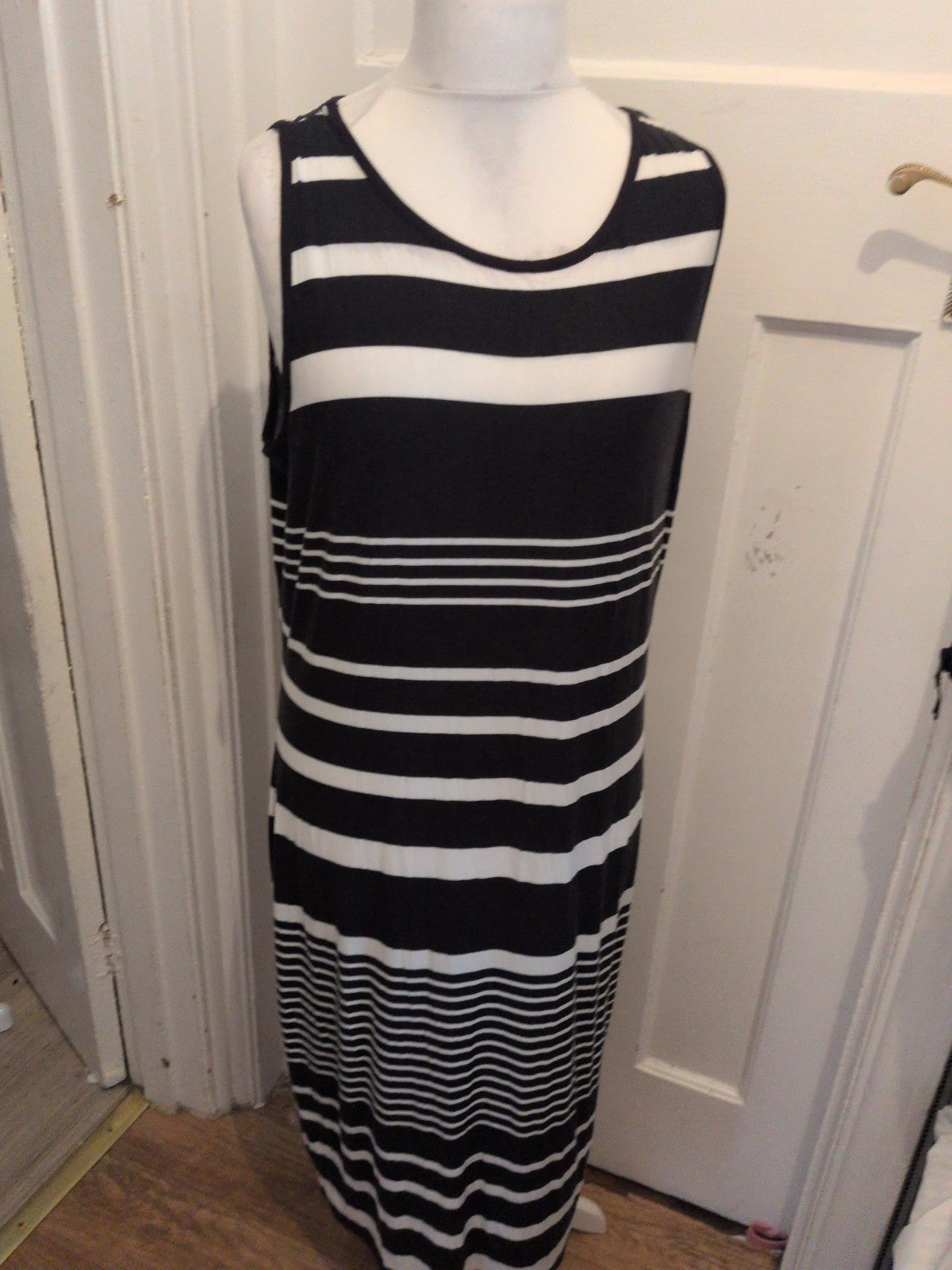 George 20 Black And White Sleeveless Long Length Pencil dress